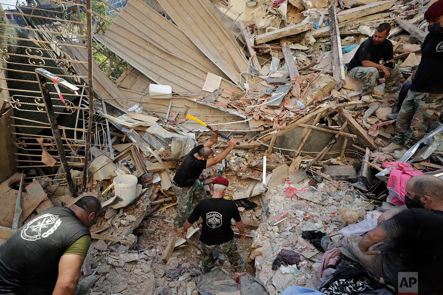  Lebanese soldiers search for survivors after a massive explosion in Beirut, Lebanon, Wednesday, Aug. 5, 2020. (AP Photo/Hassan Ammar) 