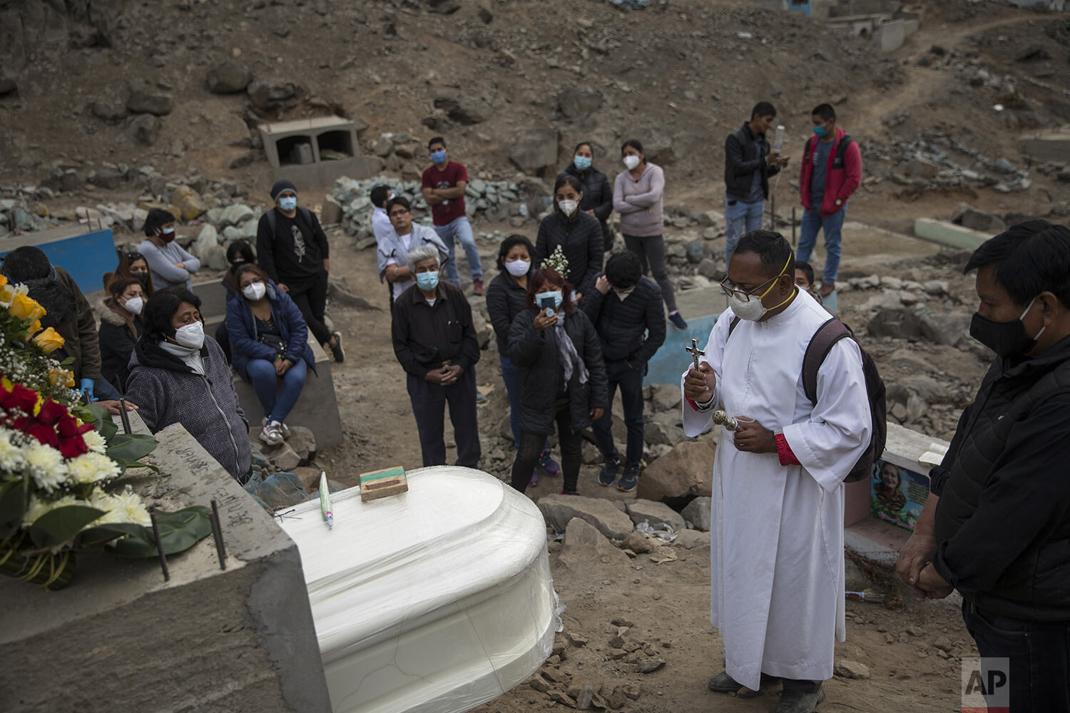  Brother Ronald Marin leads a burial service for Juan Tito Ramos who died from the new coronavirus, at the “Martires 19 de Julio” cemetery in Comas, on the outskirts of Lima, Peru, Monday, July 6, 2020. (AP Photo/Rodrigo Abd) 