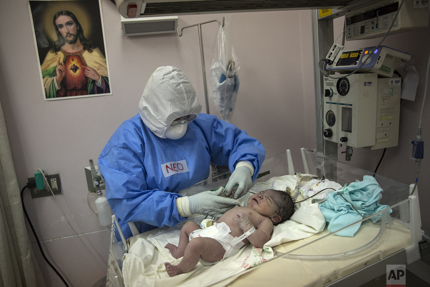  A neonatologist examines a newborn baby at the National Maternal Perinatal Institute in an isolated area reserved for mothers infected with COVID-19, in Lima, Peru, Wednesday, July 29, 2020. (AP Photo/Rodrigo Abd) 