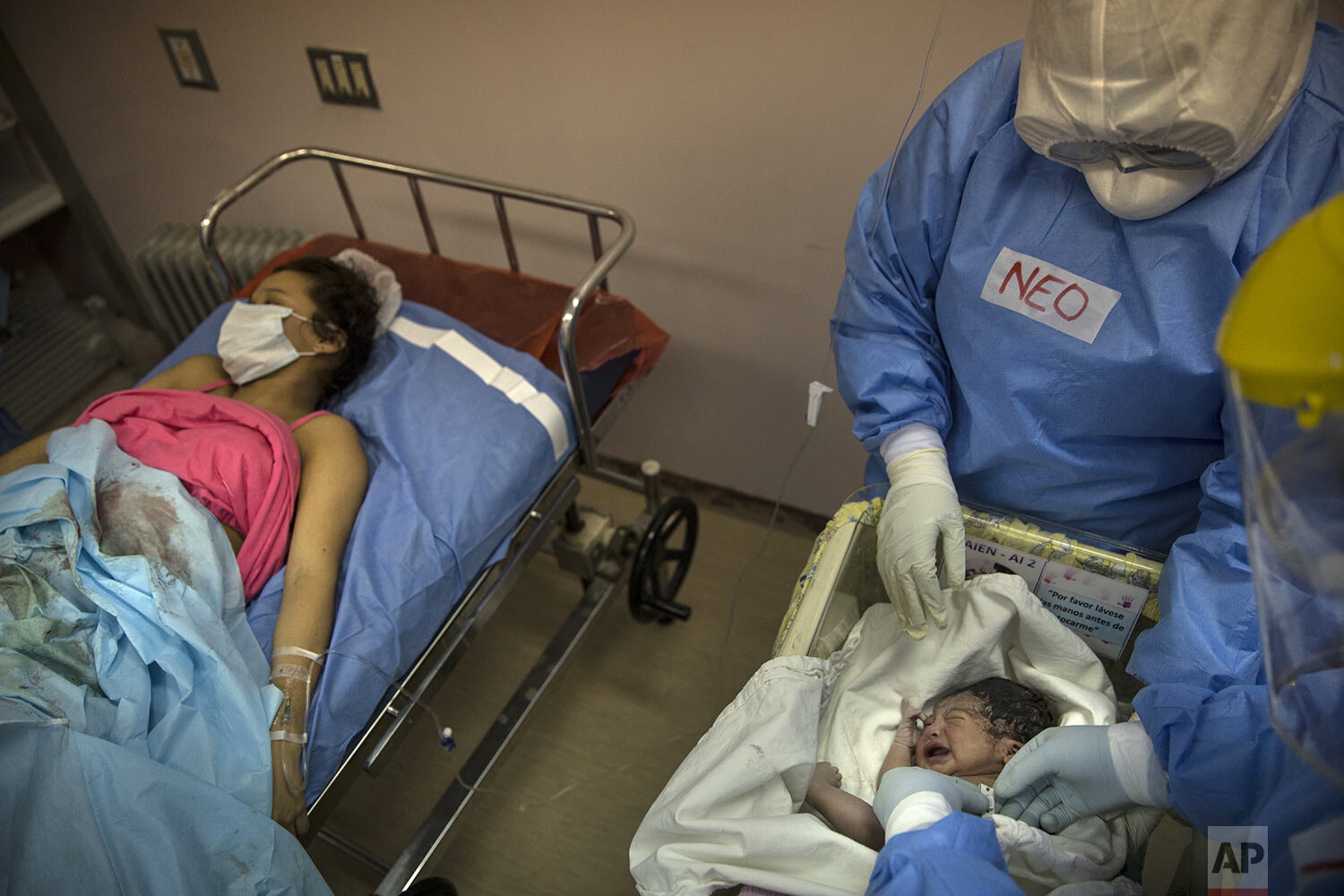  A neonatologist examines Maria Alvarez’s newborn baby girl at the National Maternal Perinatal Institute in an isolated area reserved for mothers infected with COVID-19, in Lima, Peru, Wednesday, July 29, 2020. (AP Photo/Rodrigo Abd) 