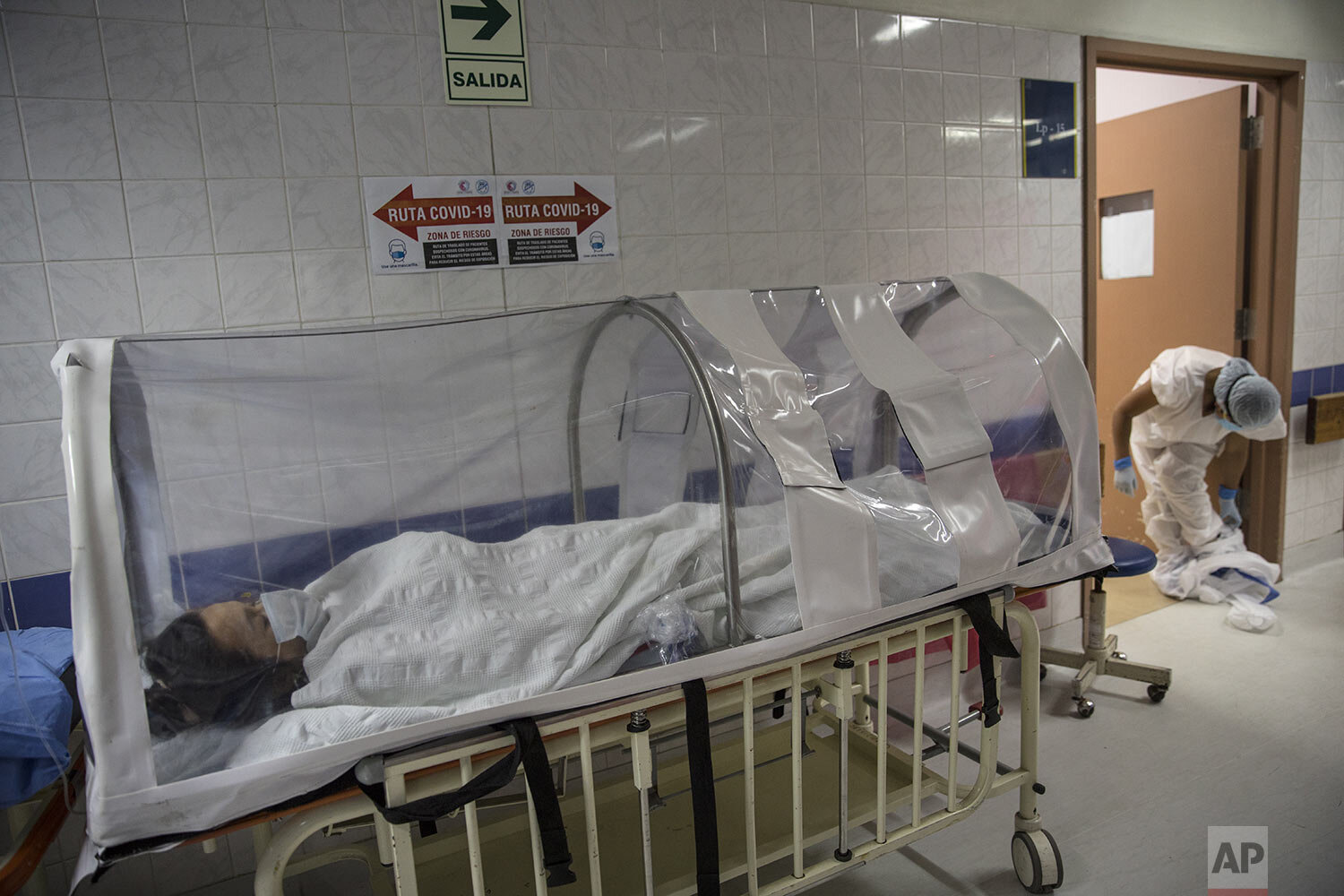  Maria Alvarez rests in a coronavirus isolation pod after giving birth at the National Perinatal and Maternal Institute in Lima, Peru, Wednesday, July 29, 2020. (AP Photo/Rodrigo Abd) 