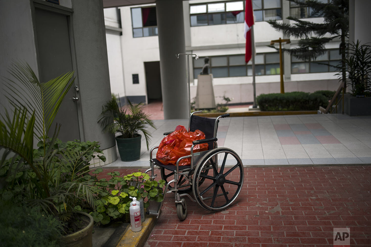  A red plastic sheet used to identify newborn babies whose mothers are infected with the new coronavirus sits balled up in a wheelchair at the National Perinatal and Maternal Institute in Lima, Peru, Wednesday, July 29, 2020.  (AP Photo/Rodrigo Abd) 