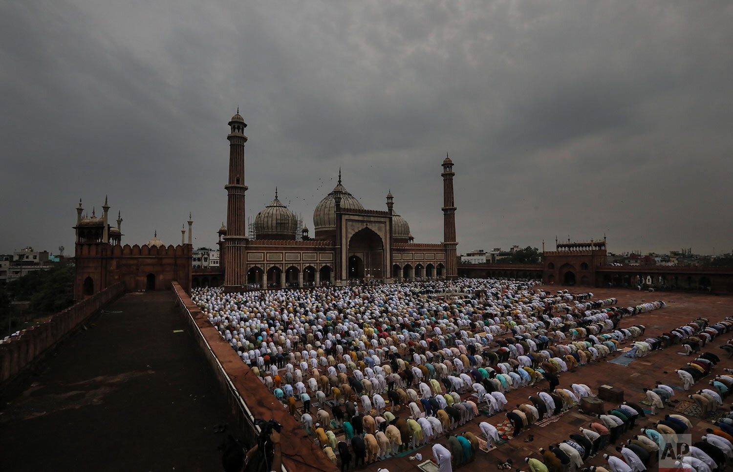  Indian Muslims offer Eid al-Adha prayers at the Jama Masjid in New Delhi, India, Saturday, Aug. 1, 2020.  (AP Photo/Manish Swarup) 