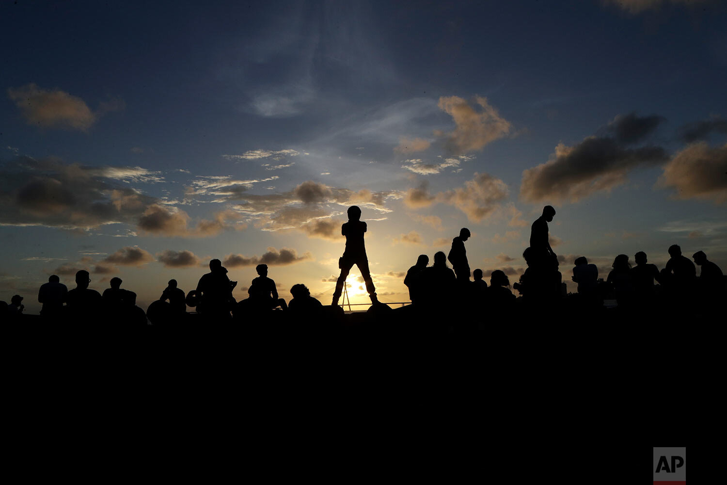  People gather at a sea front in the evening in Mumbai, India, Sunday, Aug. 2, 2020. (AP Photo/Rajanish Kakade) 