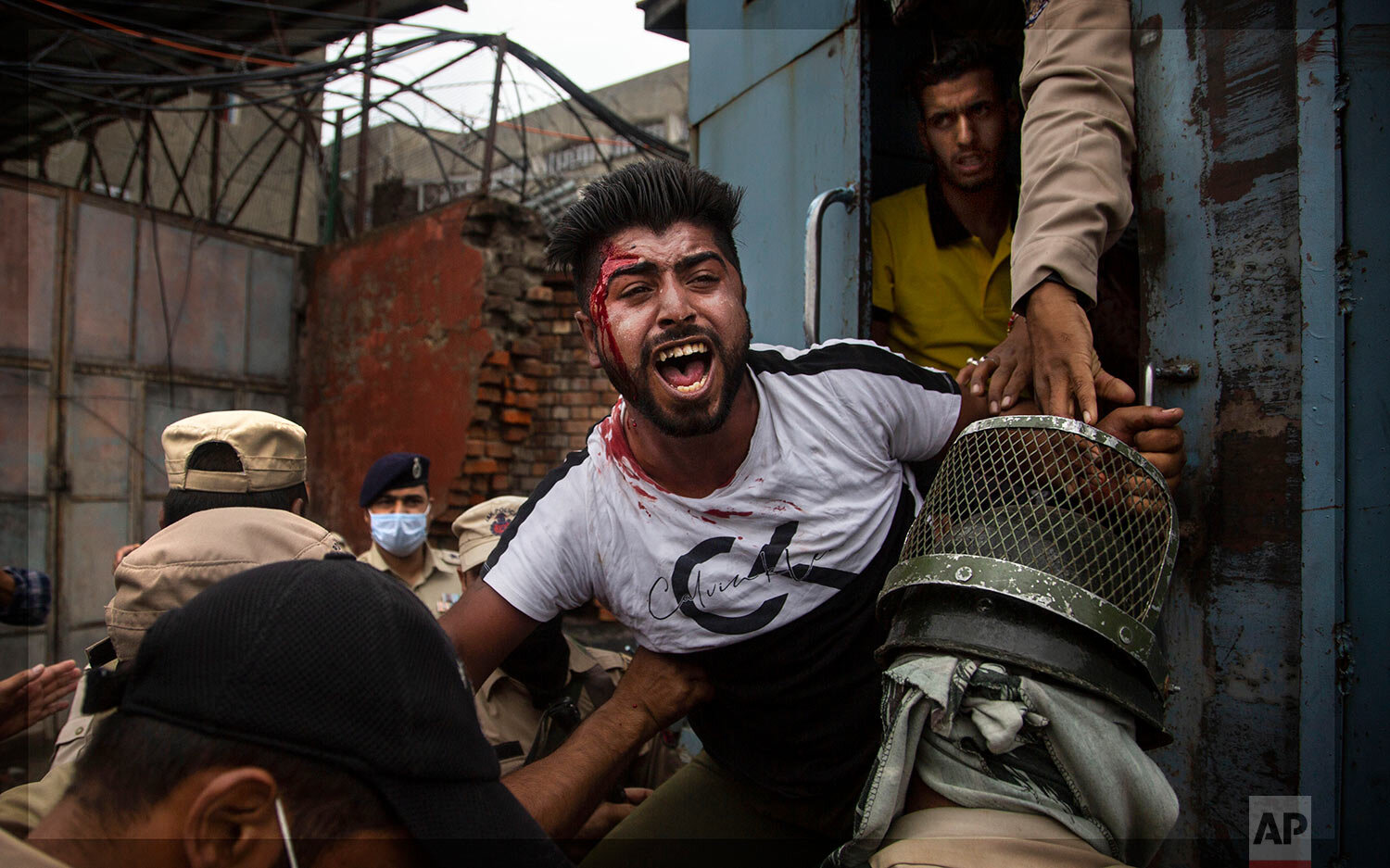  Indian policemen detain a Kashmiri Shiite Muslim as he attempt with others to take out a religious procession in Srinagar, Indian controlled Kashmir, Friday, Aug. 28, 2020.  (AP Photo/Mukhtar Khan) 