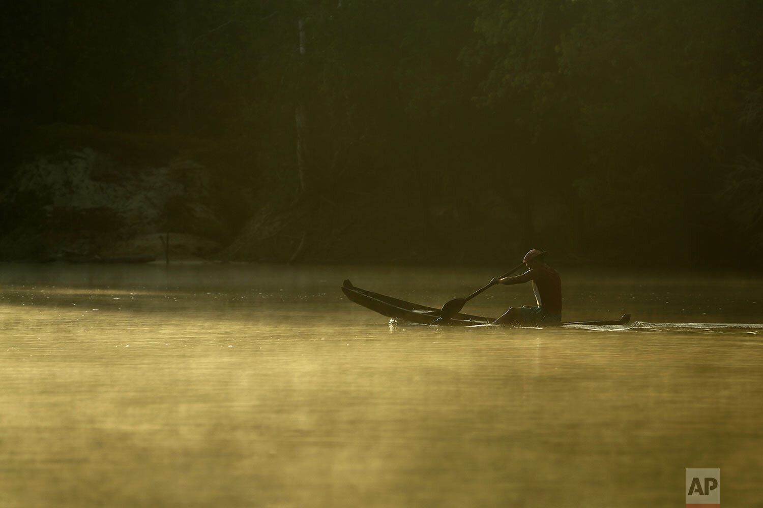  A Tenetehara Indigenous man paddles his canoe on the Gurupi River, in the Alto Rio Guama Indigenous Territory, near Paragominas, in the northern Brazilian state of Para, Monday, Sept. 7, 2020. (AP Photo/Eraldo Peres) 