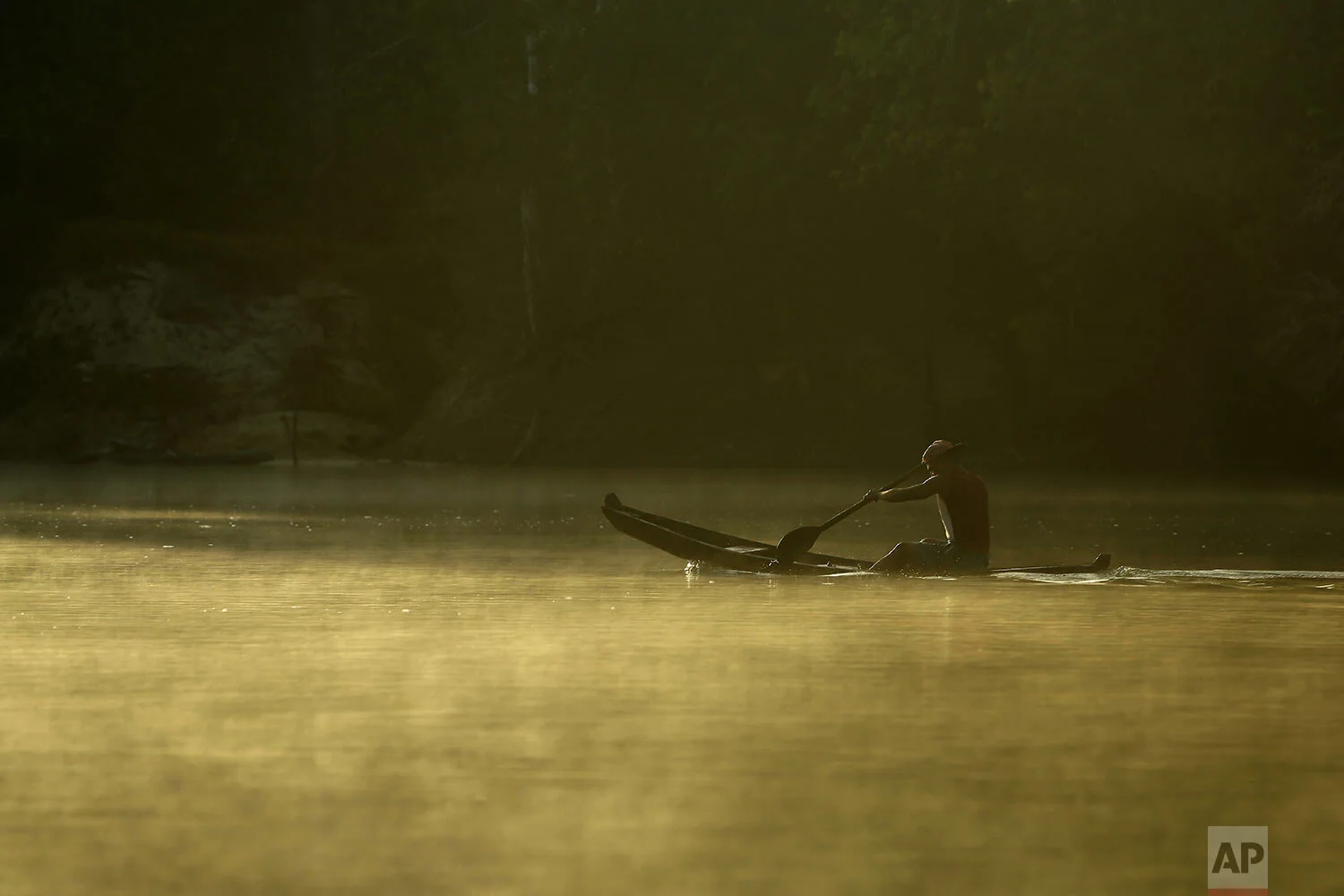  A Tenetehara Indigenous man paddles his canoe on the Gurupi River, in the Alto Rio Guama Indigenous Territory, near Paragominas, in the northern Brazilian state of Para, Monday, Sept. 7, 2020. (AP Photo/Eraldo Peres) 