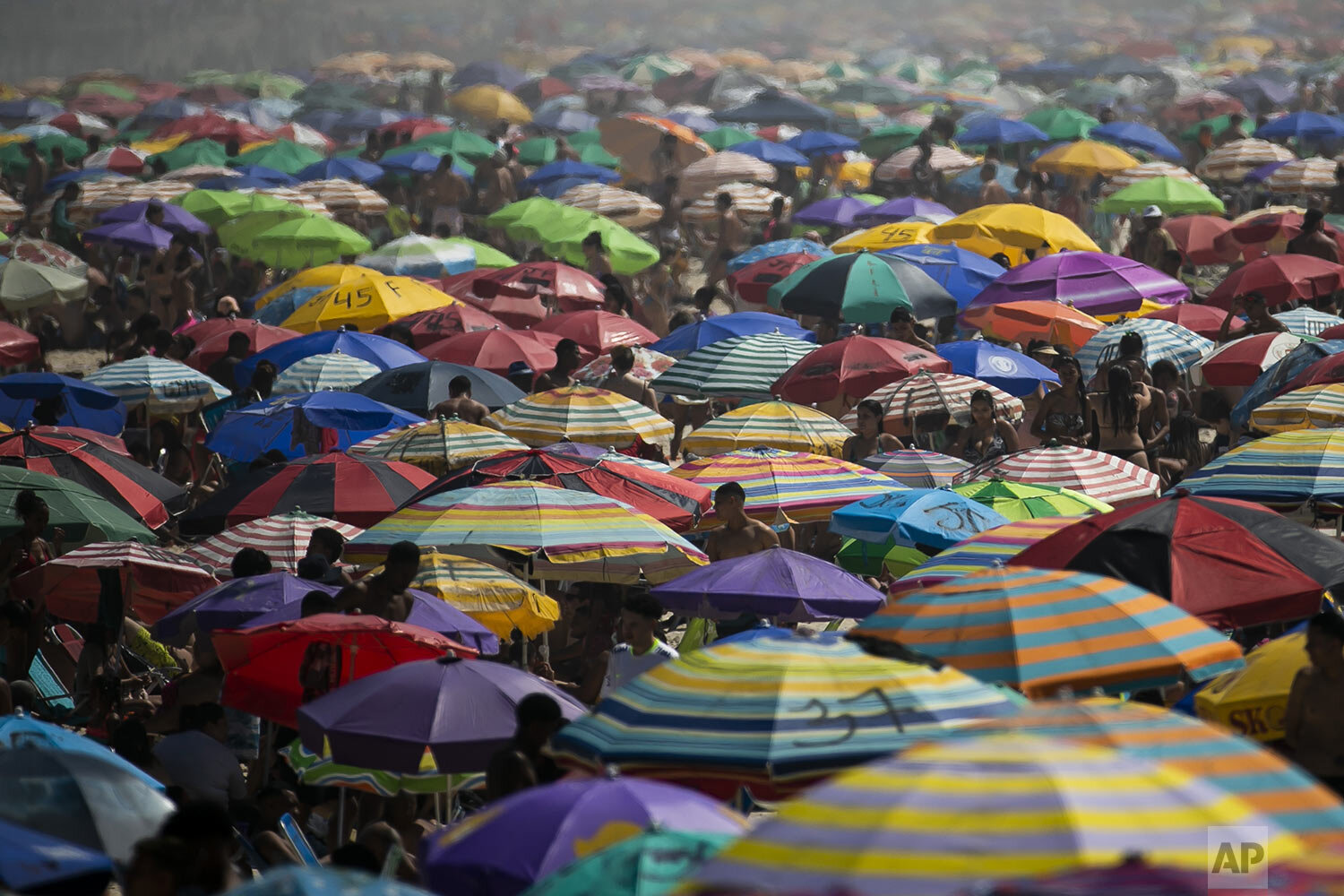  People crowd Ipanema beach amid the COVID-19 pandemic in Rio de Janeiro, Brazil, Sept.6, 2020. Brazilians are packing the beaches and bars during a long holiday weekend to indulge in normal life as the COVID-19 pandemic rages. (AP Photo/Bruna Prado)