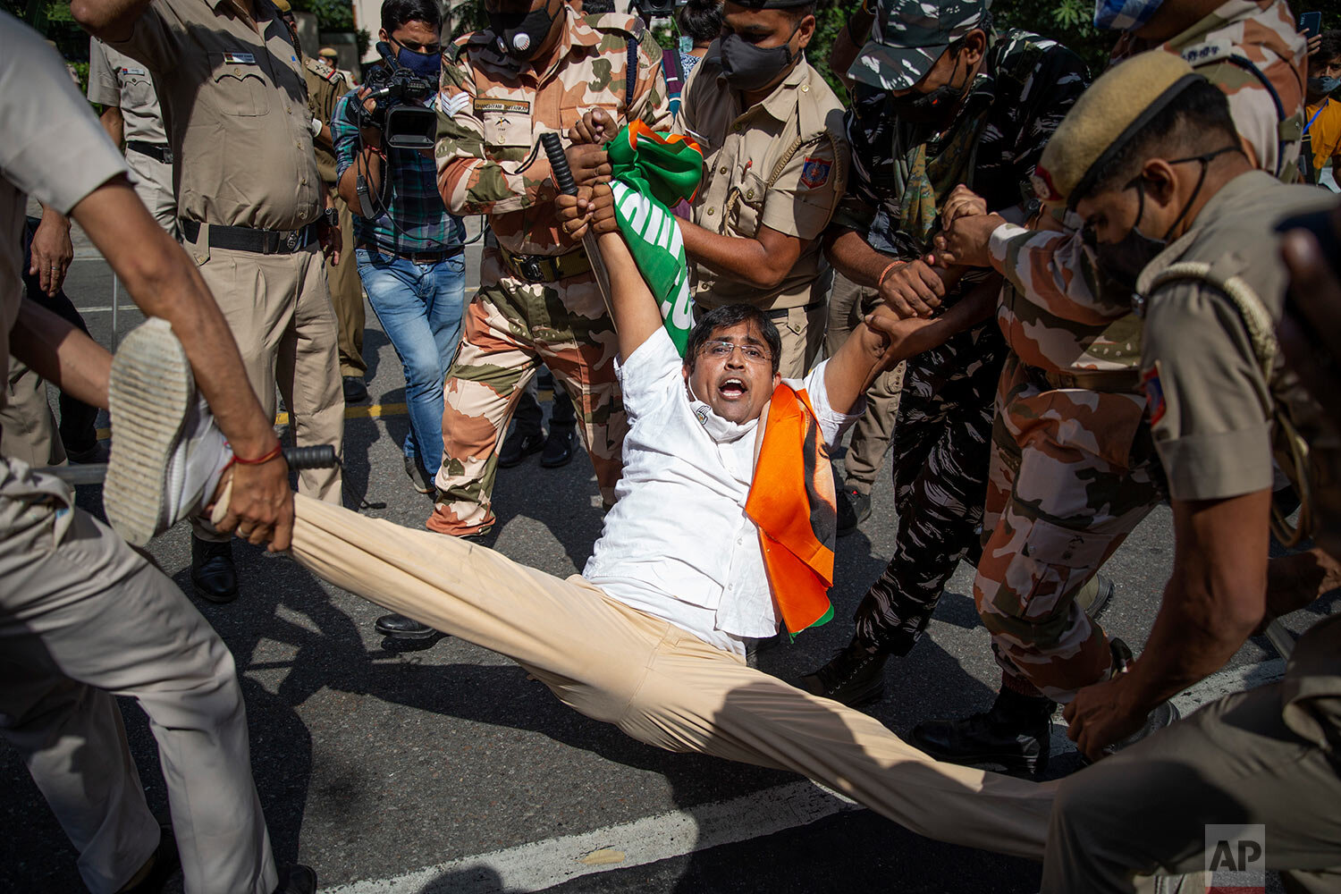  A Congress party supporter protesting against gang rape and the killing of a woman in Uttar Pradesh’s Hathras district is detained by police in New Delhi, India, Wednesday, Sept. 30, 2020.  (AP Photo/Altaf Qadri) 