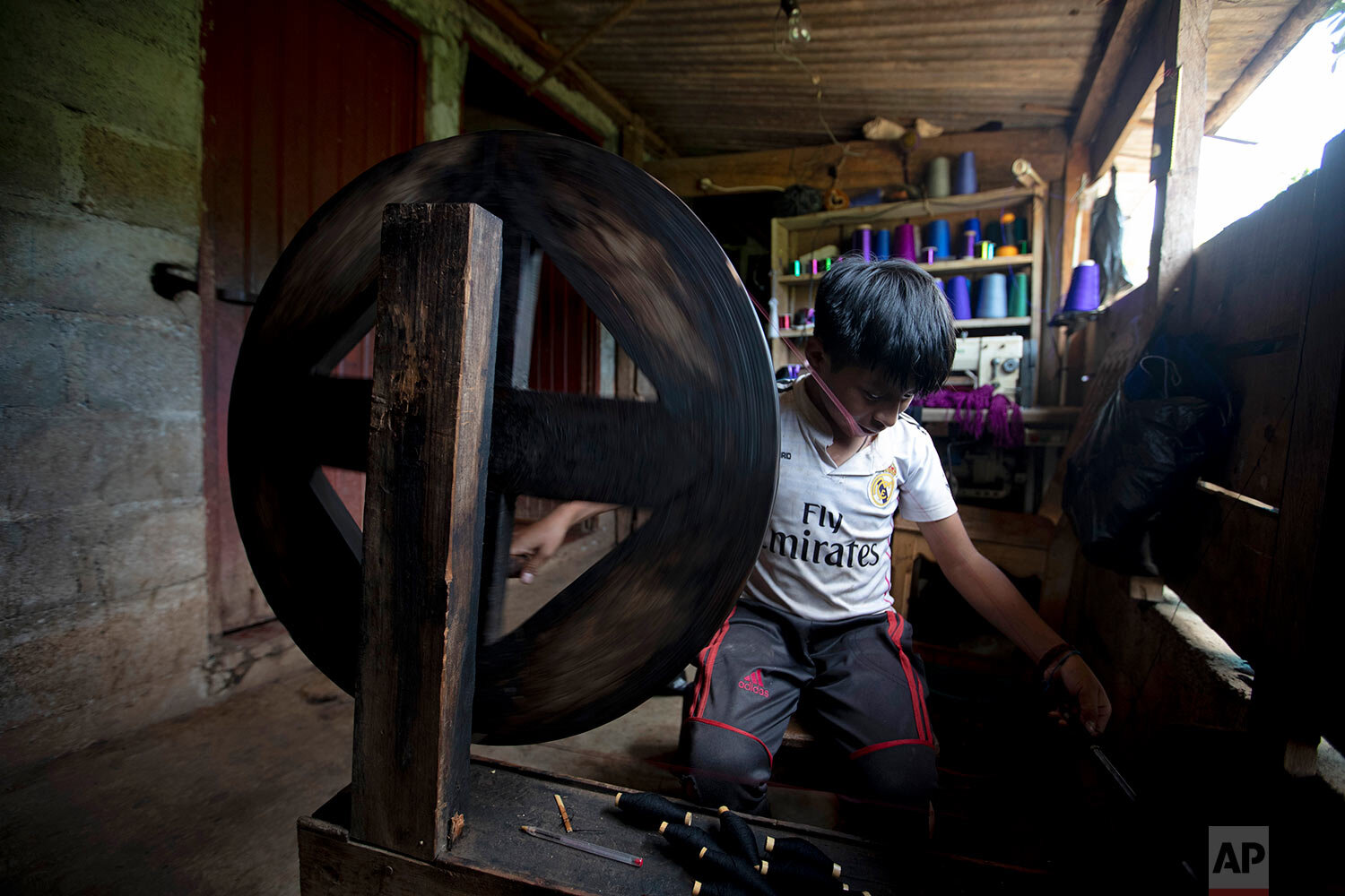  Juan Gabriel Vazquez spins thread at his home while schools are closed amid the new coronavirus pandemic in the community of Nuevo Yibeljoj, Chiapas state, Mexico, Friday, Sept. 11, 2020. (AP Photo/Eduardo Verdugo) 