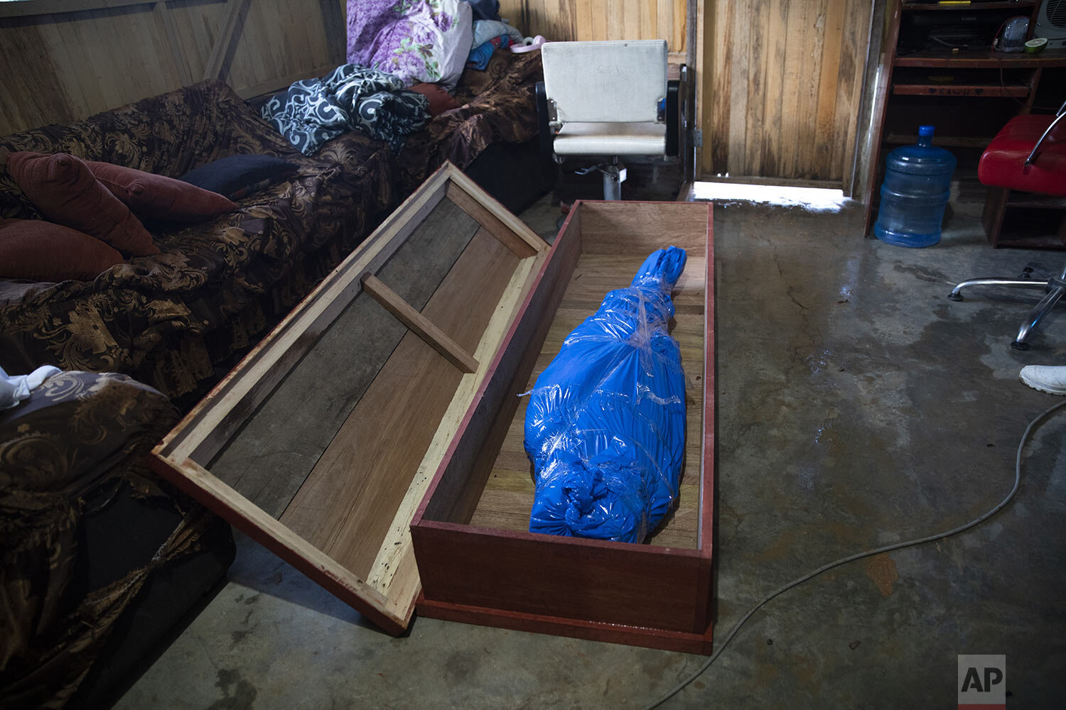  Corazona PenaÕs body lies in a coffin, wrapped in plastic by a Peruvian COVID-19 specialized government team, in Pucallpa, in Peru’s Ucayali region, Tuesday, Sept. 29, 2020. (AP Photo/Rodrigo Abd) 
