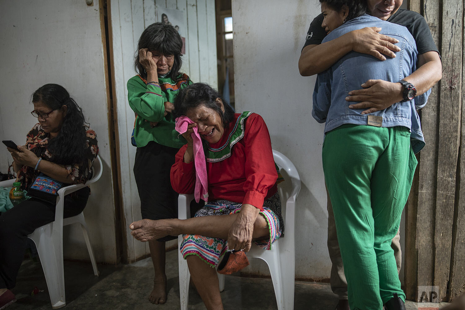  Relatives mourn the death of Jessica Soria Gonzles, a 50-year-old Shipibo Amazonian indigenous artist who died due to complications related to COVID-19, at a burial ceremony in Pucallpa, in Peru’s Ucayali region, Wednesday, Oct. 7, 2020. (AP Photo/