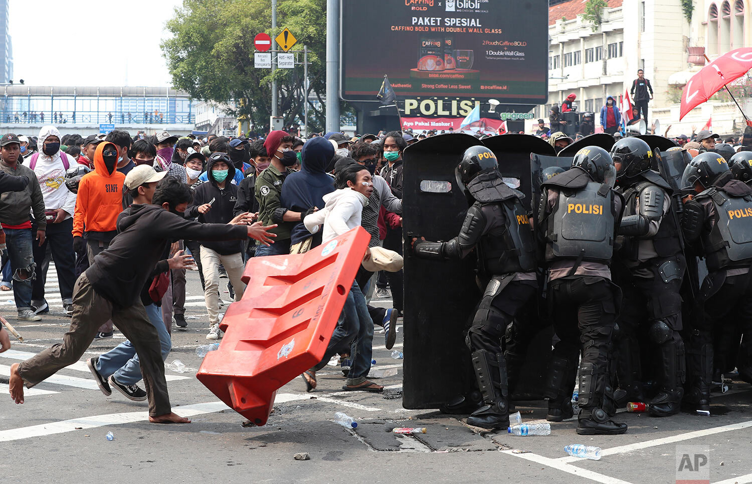  Police in riot gear try to block protesters from advancing towards the Presidential Palace during a rally in Jakarta, Indonesia, Thursday, Oct. 8, 2020.  (AP Photo/Achmad Ibrahim) 