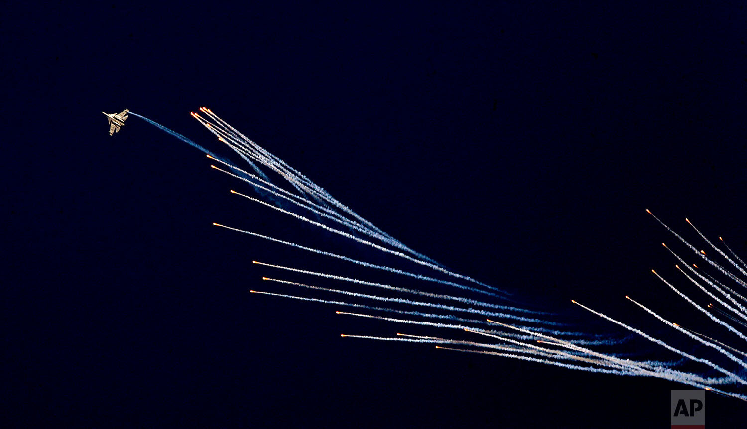  An Indian Air Force fighter aircraft Sukhoi Su-30 fires flares during Air Force Day parade at Hindon Air Force Station on the outskirts of New Delhi, India, Thursday, Oct. 8, 2020. (AP Photo/Manish Swarup) 