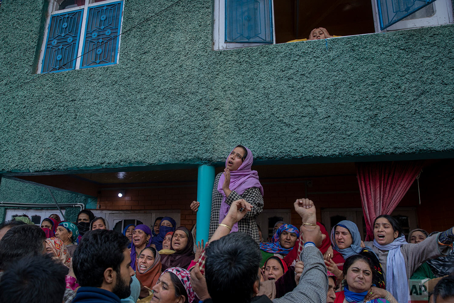  Relatives mourn during the funeral of Fida Hussain, a local leader of India's ruling Bharatiya Janata Party (BJP), in Qazigund, south of Srinagar, Indian controlled Kashmir, Friday, Oct. 30, 2020. (AP Photo/Dar Yasin) 