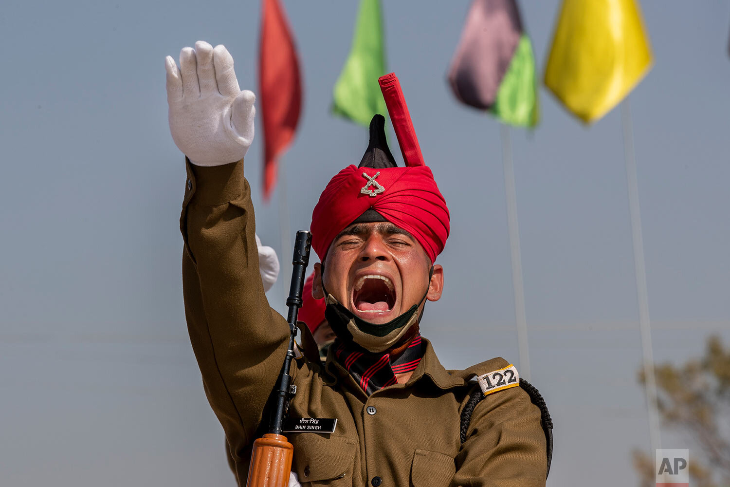  A soldier of the Jammu and Kashmir Light Infantry takes oath during a graduation ceremony at a military base on the outskirts of Srinagar, Indian controlled Kashmir, Saturday, Oct. 10, 2020.  (AP Photo/ Dar Yasin) 