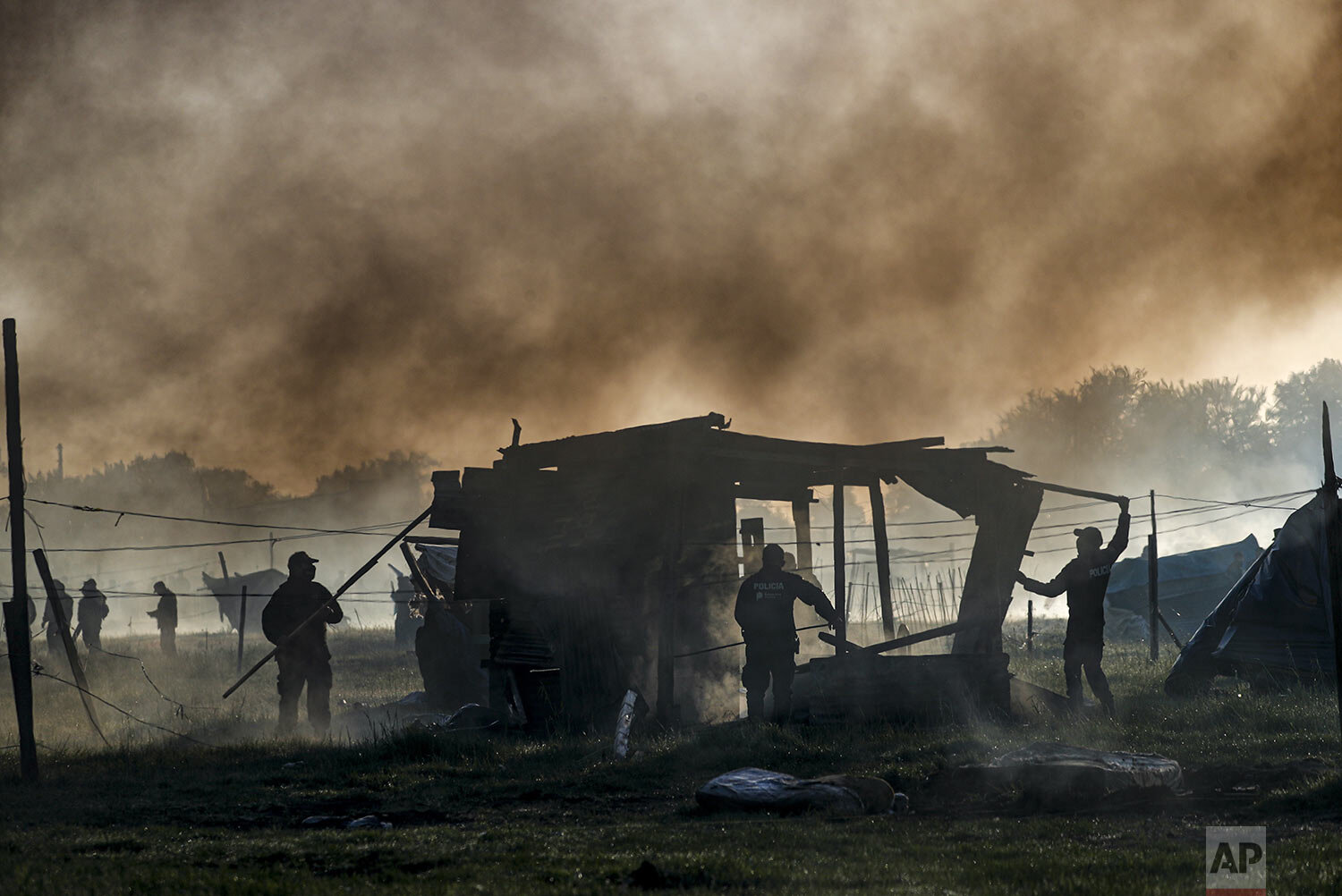  Police destroy shack homes as they carry out the eviction of a squatters camp in Guernica, Buenos Aires province, Argentina, Oct. 29, 2020. (AP Photo/Natacha Pisarenko) 