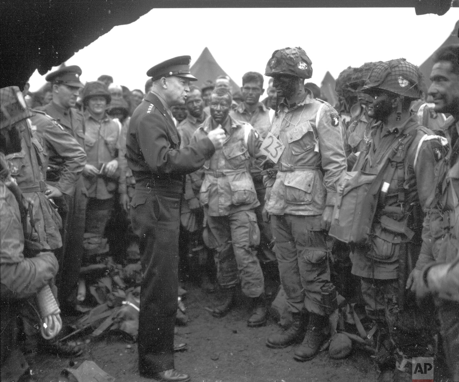  Supreme Commander Dwight Eisenhower gives the order of the day "Full victory - Nothing else" to paratroopers of the 101st Airborne Division at the Royal Air Force base in Greenham Common, England, three hours before the men board their planes to par