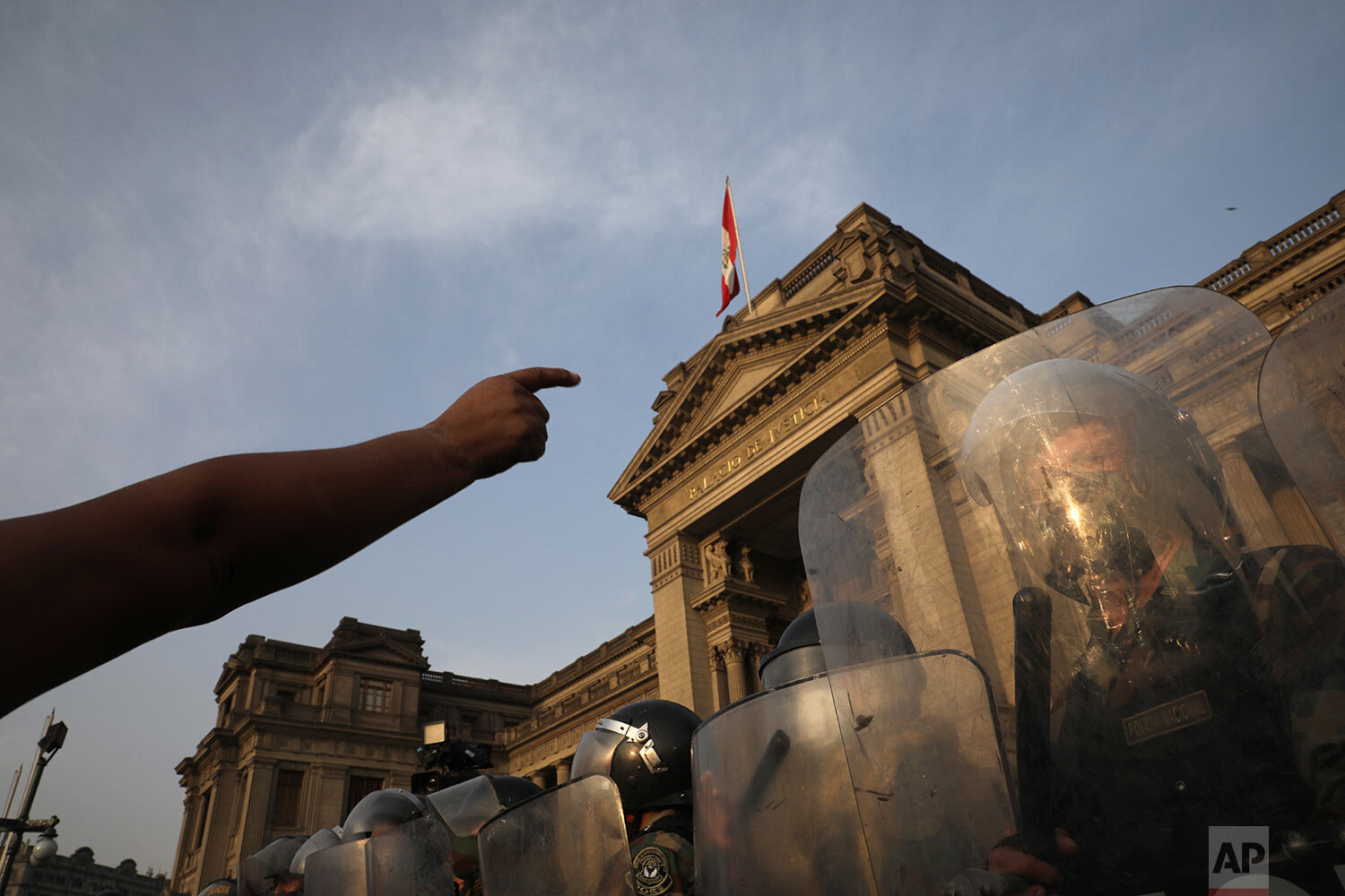  Police form a cordon in front of the Justice Palace as people who are refusing to recognize the new government arrive, in Lima, Peru, Wednesday, Nov. 11, 2020.  (AP Photo/Rodrigo Abd) 