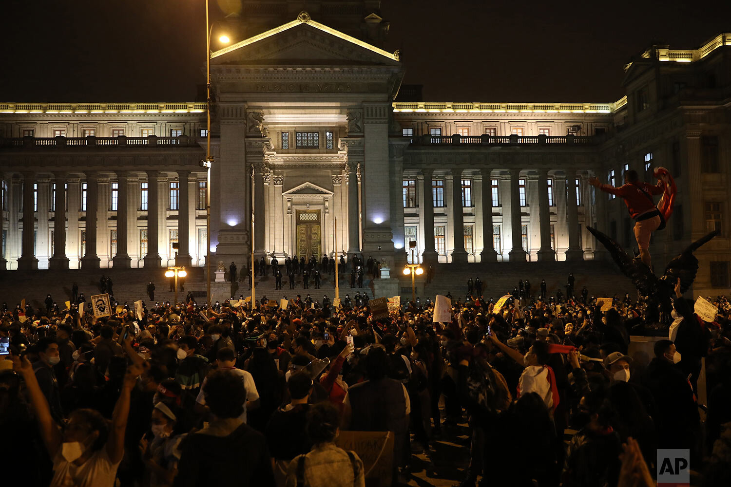  Protesters against the removal of President Martin Vizcarra gather outside the Justice Palace, in Lima, Peru, Thursday, Nov. 12, 2020.  (AP Photo/Rodrigo Abd) 