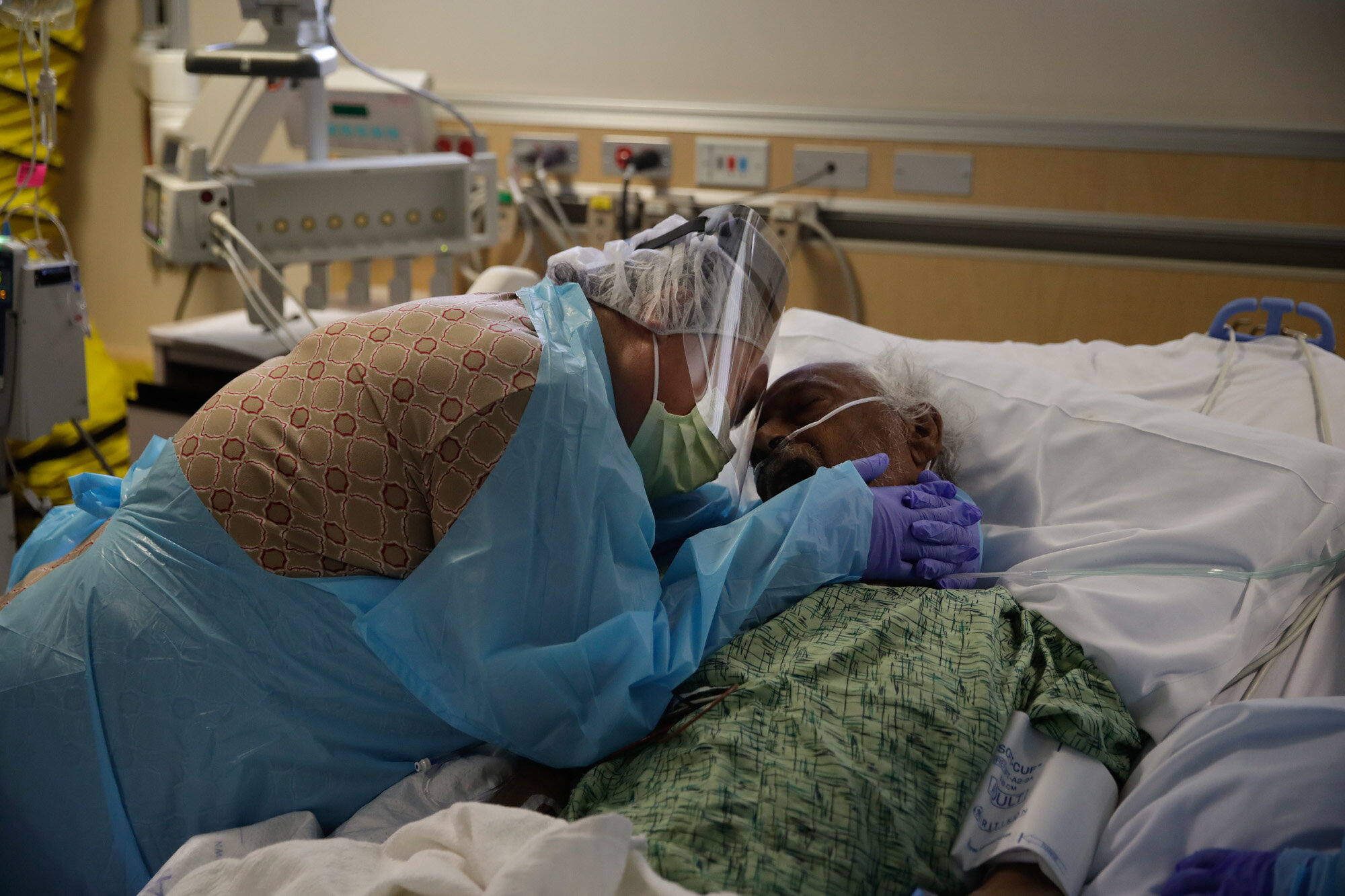  Romelia Navarro, 64, weeps while hugging her husband, Antonio, in his final moments in a COVID-19 unit at St. Jude Medical Center in Fullerton, Calif., on July 31, 2020. (AP Photo/Jae C. Hong) 