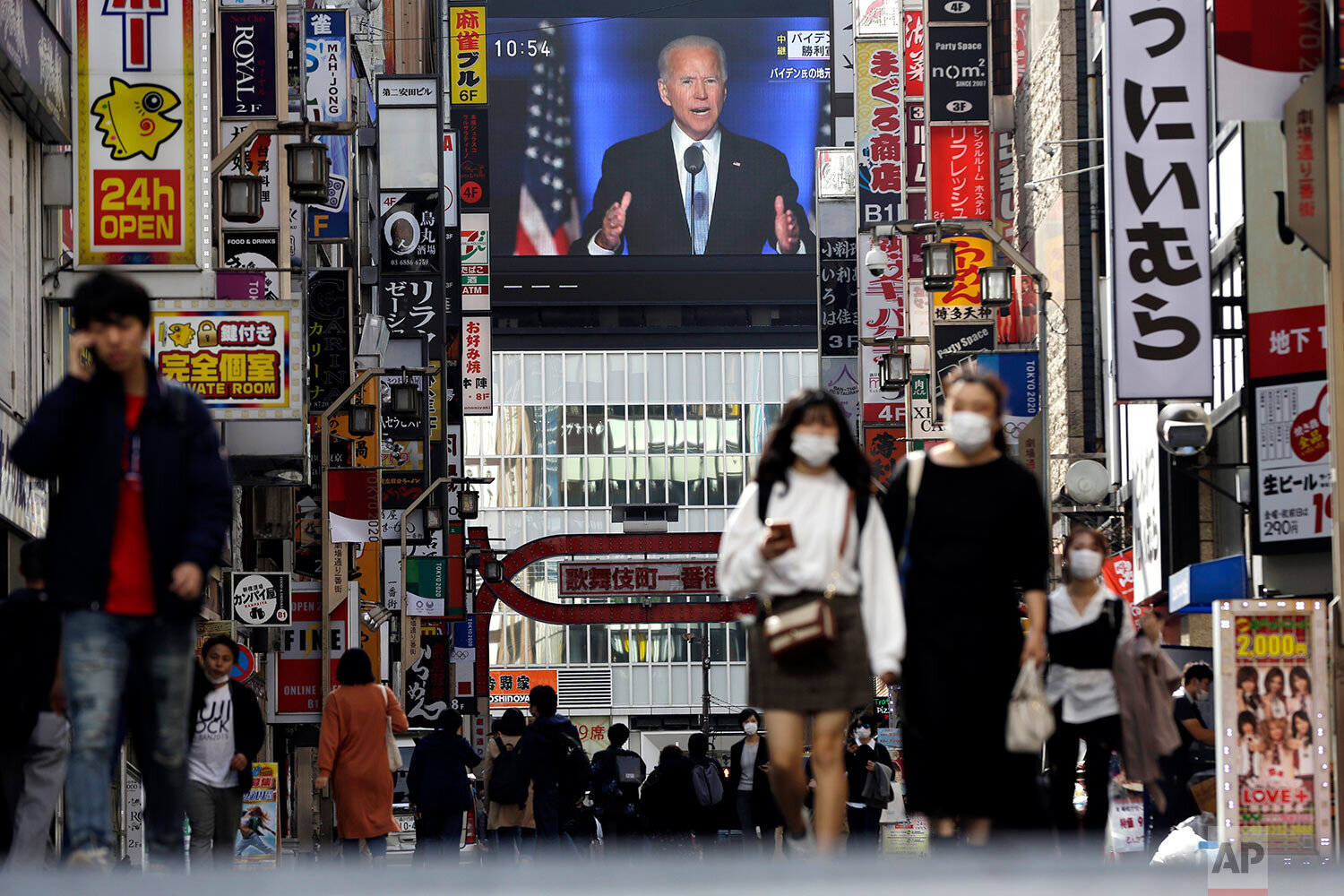  A screen shows a live broadcast of President-elect Joe Biden speaking Sunday, Nov. 8, 2020, at the Shinjuku shopping district in Tokyo. (AP Photo/Kiichiro Sato) 