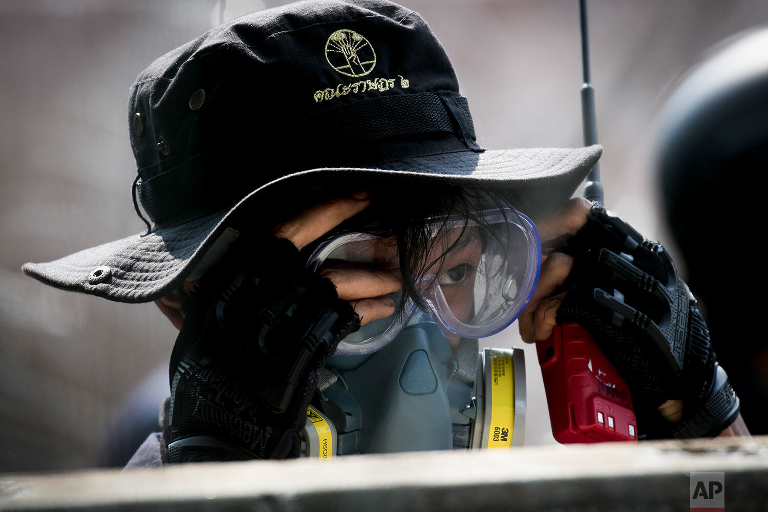  A pro-democracy demonstrator puta on goggles near the Parliament in Bangkok, Tuesday, Nov. 17, 2020.  (AP Photo/Wason Wanichakorn) 