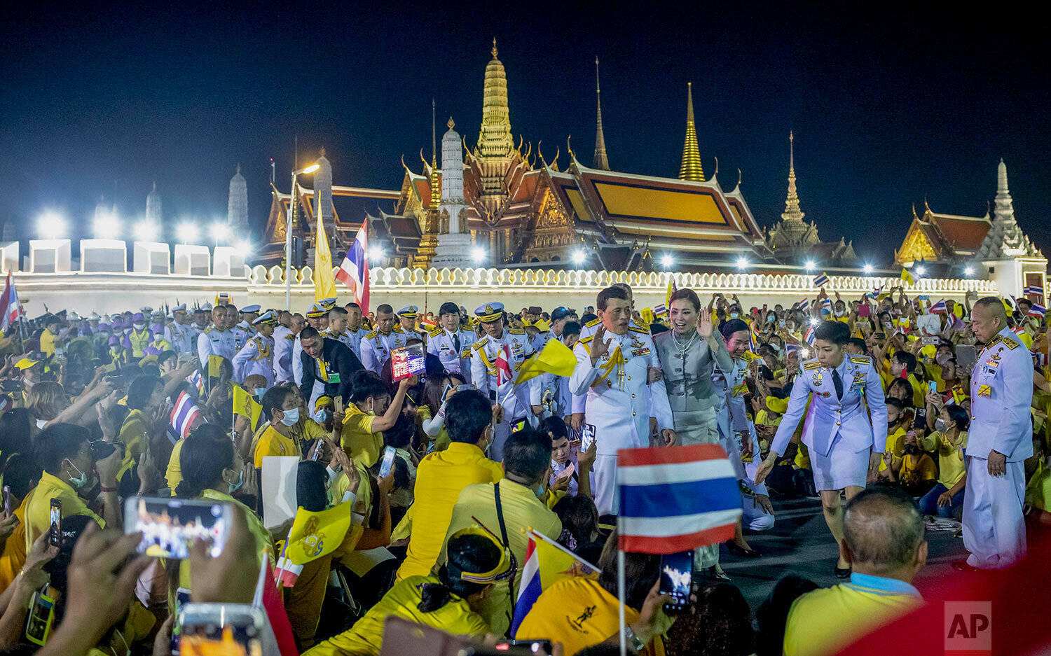  King Maha Vajiralongkorn, center left and Queen Suthida, center right wave to supporters in Bangkok, Thailand, Sunday, Nov. 1, 2020. (AP Photo/Wason Wanichakorn) 