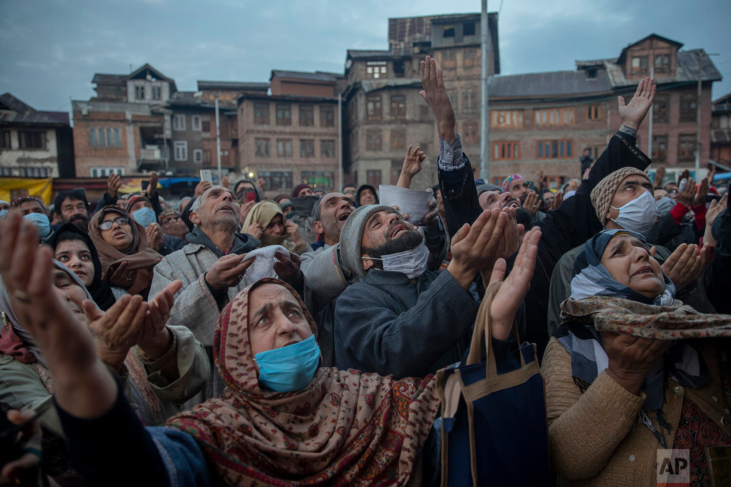  Kashmiri Muslim devotees pray as a head priest displays a relic of Sufi saint Syed Abdul Qadir Gilani at his shrine in Srinagar, Indian controlled Kashmir, Friday, Nov. 27, 2020.  (AP Photo/Dar Yasin) 