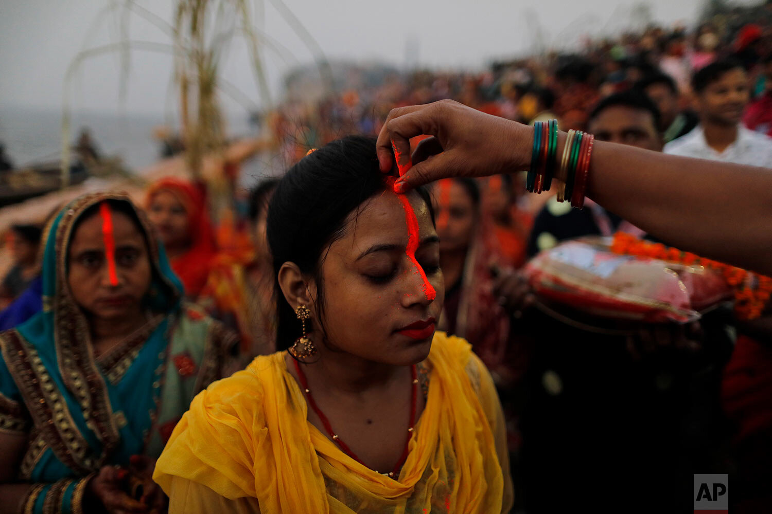  Hindu devotees perform rituals on Chhat Puja festival on the banks of river Yamuna in Prayagraj, India, Saturday, Nov. 21, 2020. (AP Photo/Rajesh Kumar Singh) 