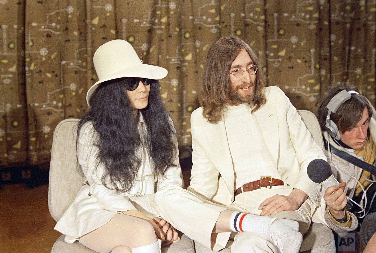  John Lennon, right, is seen with his wife Yoko Ono at a press conference in 1969. (AP Photo) 