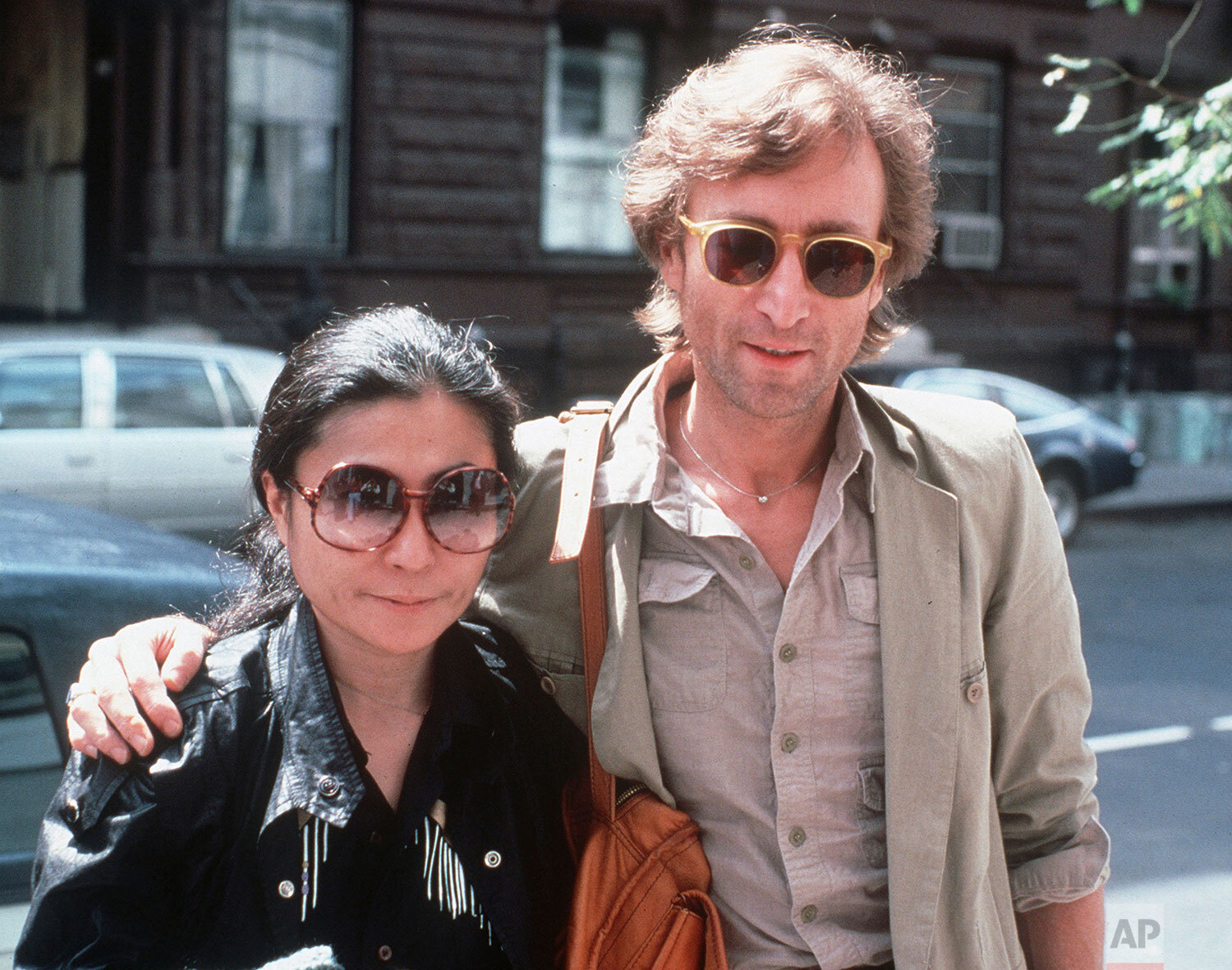  John Lennon, right, and his wife, Yoko Ono, arrive at The Hit Factory, a recording studio in New York City, Aug 22, 1980. (AP Photo/Steve Sands) 