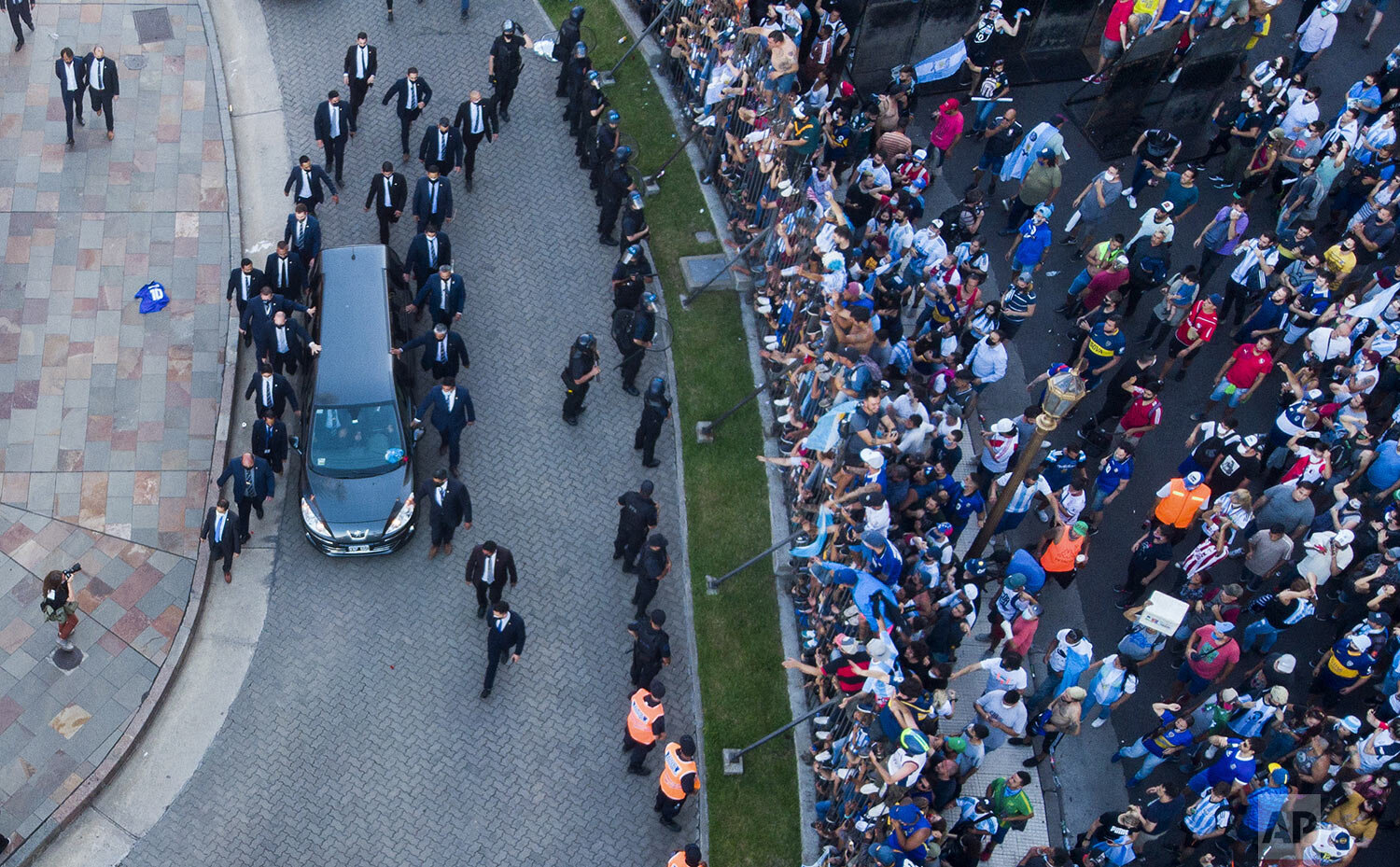  The hearse transporting the casket that contains the remains of Diego Maradona leaves Government House in Buenos Aires, Argentina, Thursday, Nov. 26, 2020. (AP Photo/Mario De Fina) 