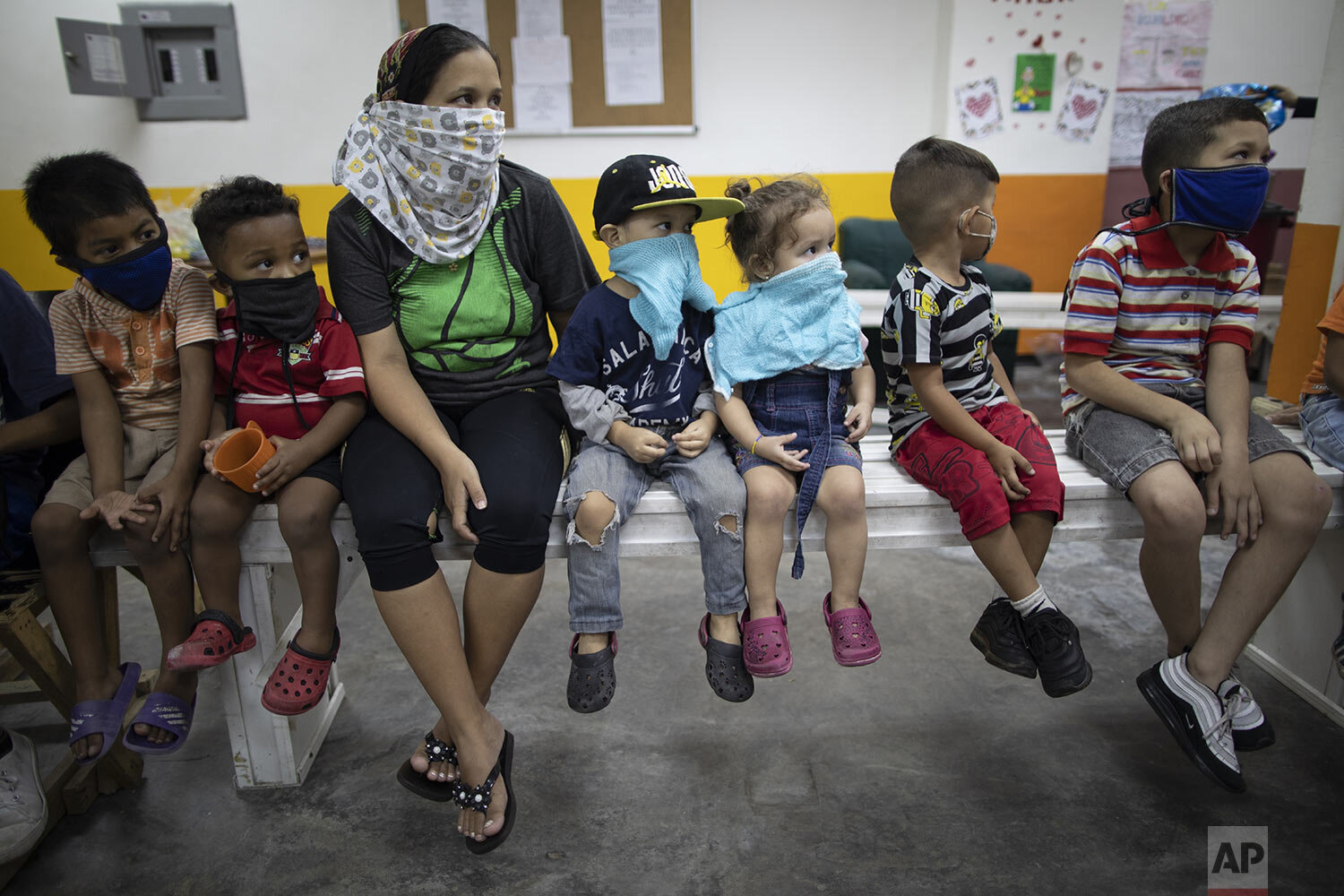  Children attend a play in a place that tutors children in Caracas, Venezuela, Thursday, Nov, 4, 2020, amid the new cornavirus pandemic.  (AP Photo/Ariana Cubillos) 