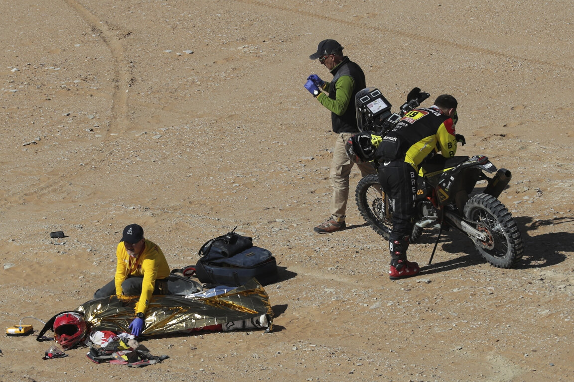  The body of Paulo Gonçalves of Portugal is covered with a blanket after a deadly fall during stage seven of the Dakar Rally between Riyadh and Wadi Al Dawasir, Saudi Arabia, Sunday, Jan. 12, 2020. Gonçalves, 40, died after an accident with his Hero 