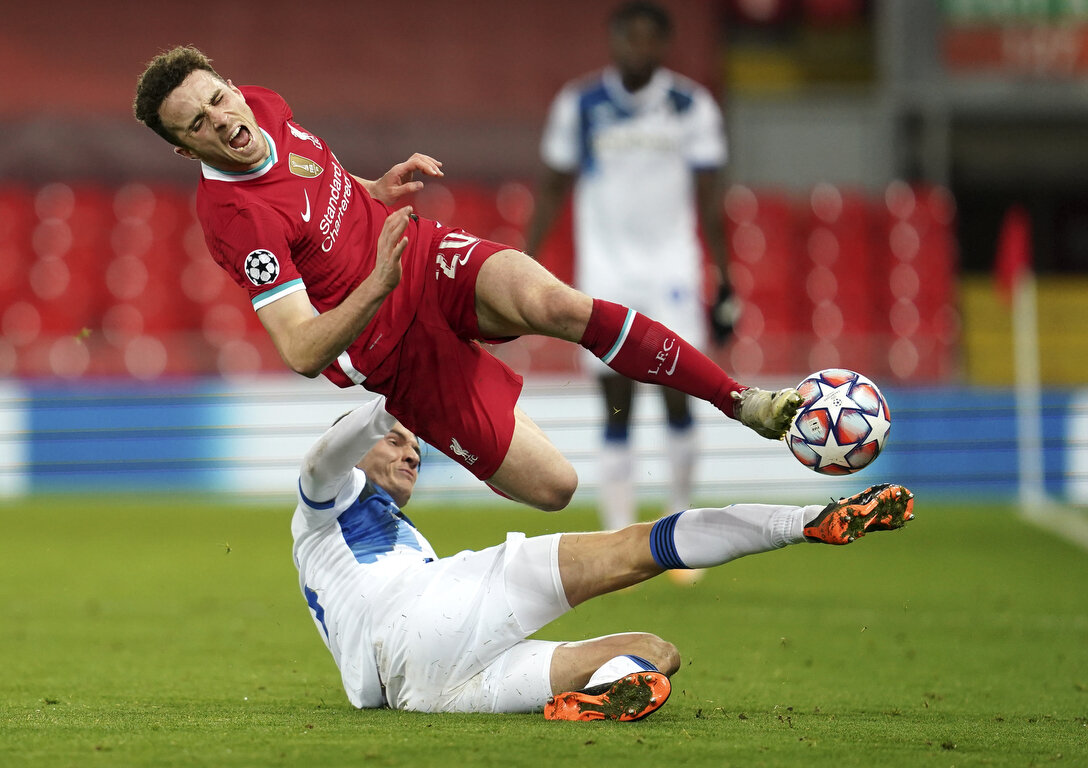  Liverpool's Diogo Jota is tackled by Atalanta's Marten de Roon during the Champions League group D soccer match between Liverpool and Atalanta at Anfield stadium in Liverpool, England, Wednesday, Nov. 25, 2020. (AP Photo/Jon Super, Pool) 