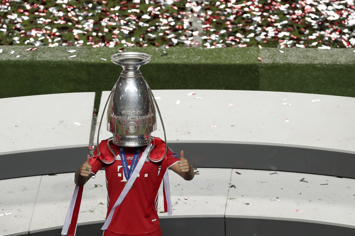  Bayern's Lucas Hernandez celebrates with the trophy after the Champions League final soccer match between Paris Saint-Germain and Bayern Munich at the Luz stadium in Lisbon, Portugal, Sunday, Aug. 23, 2020. (AP Photo/Manu Fernandez, Pool) 