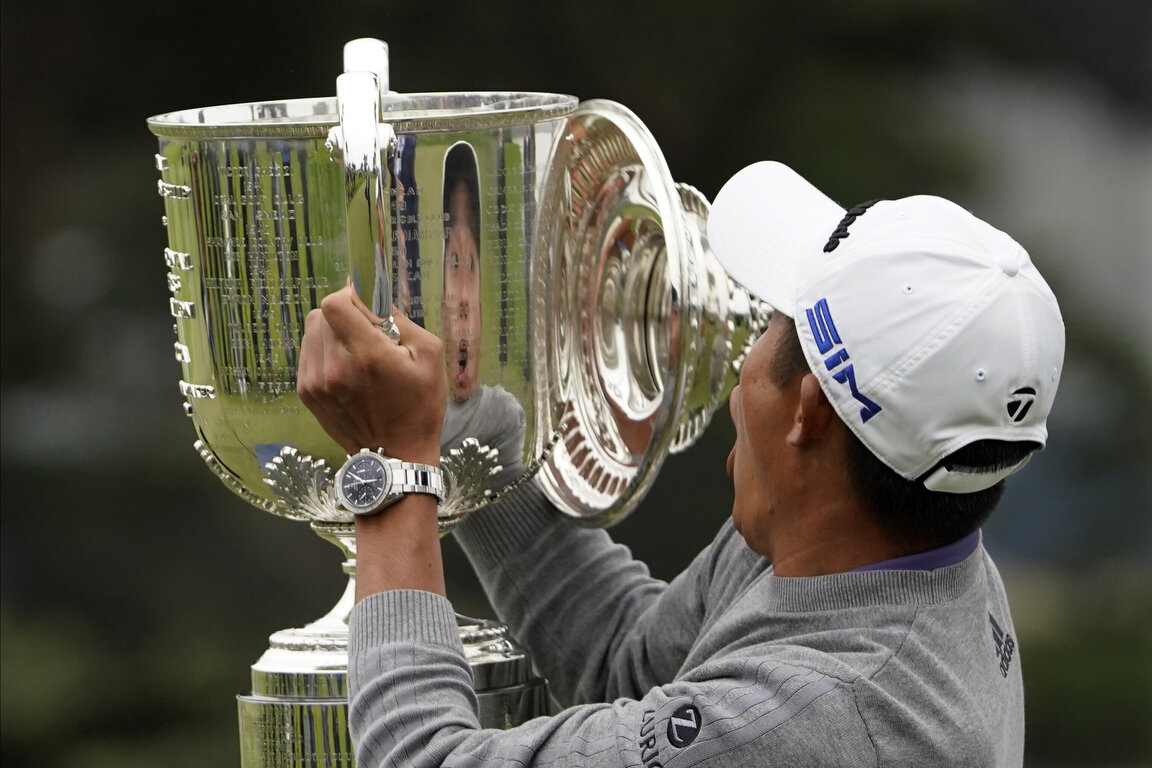  Collin Morikawa reacts as the top of the Wanamaker Trophy falls after winning the PGA Championship golf tournament at TPC Harding Park Sunday, Aug. 9, 2020, in San Francisco. (AP Photo/Charlie Riedel) 