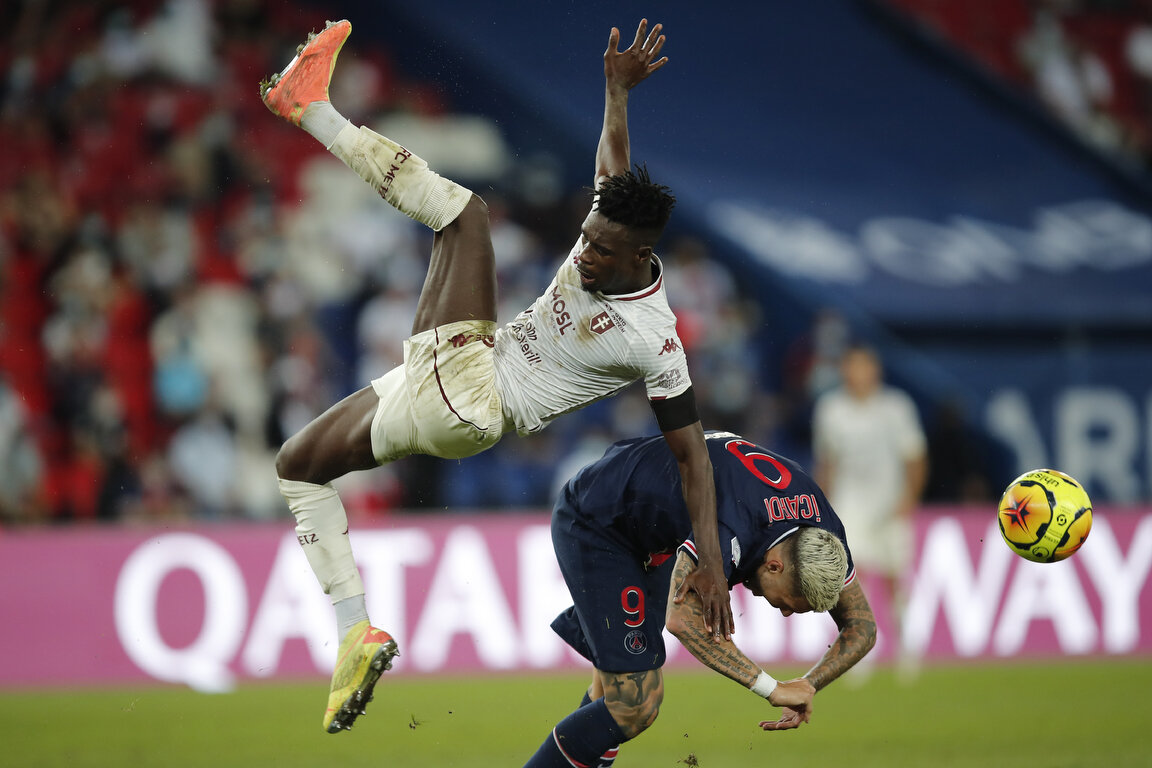  Metz's John Boye fights for the ball with PSG's Mauro Icardi during the French League One soccer match between Paris Saint-Germain and Metz at the Parc des Princes in Paris, France, Wednesday, Sept.16, 2020. (AP Photo/Francois Mori) 