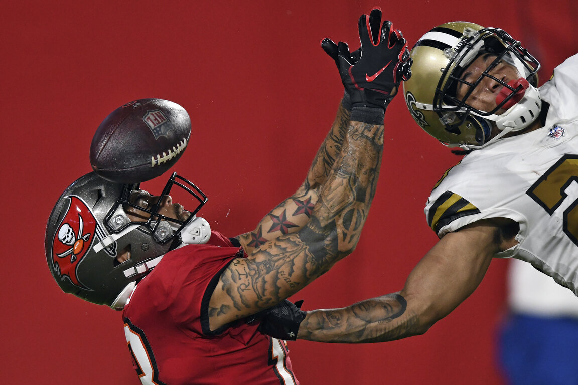  New Orleans Saints cornerback Marshon Lattimore, right, knocks the ball away from Tampa Bay Buccaneers wide receiver Mike Evans in the endzone on a fourth down during the second half of an NFL football game Sunday, Nov. 8, 2020, in Tampa, Fla. (AP P