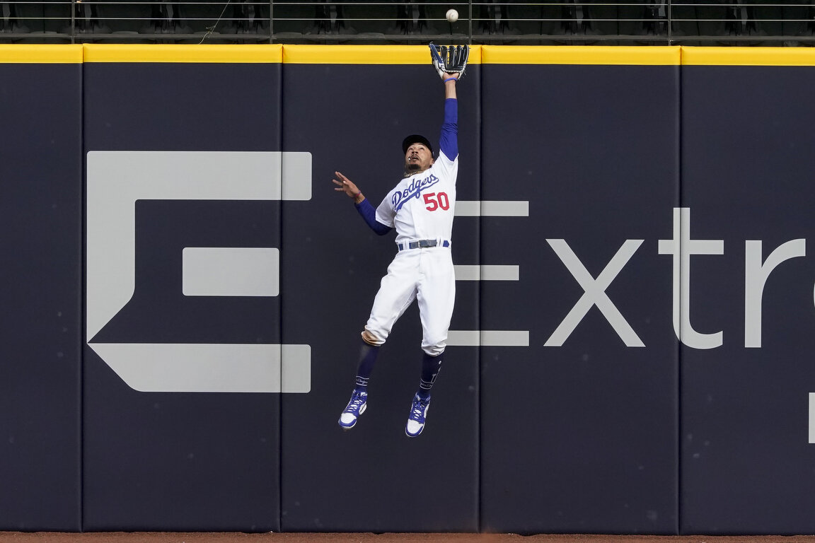  Los Angeles Dodgers right fielder Mookie Betts robs Atlanta Braves' Marcell Ozuna of a home during the fifth inning in Game 6 of a baseball National League Championship Series Saturday, Oct. 17, 2020, in Arlington, Texas. (AP Photo/Tony Gutierrez) 