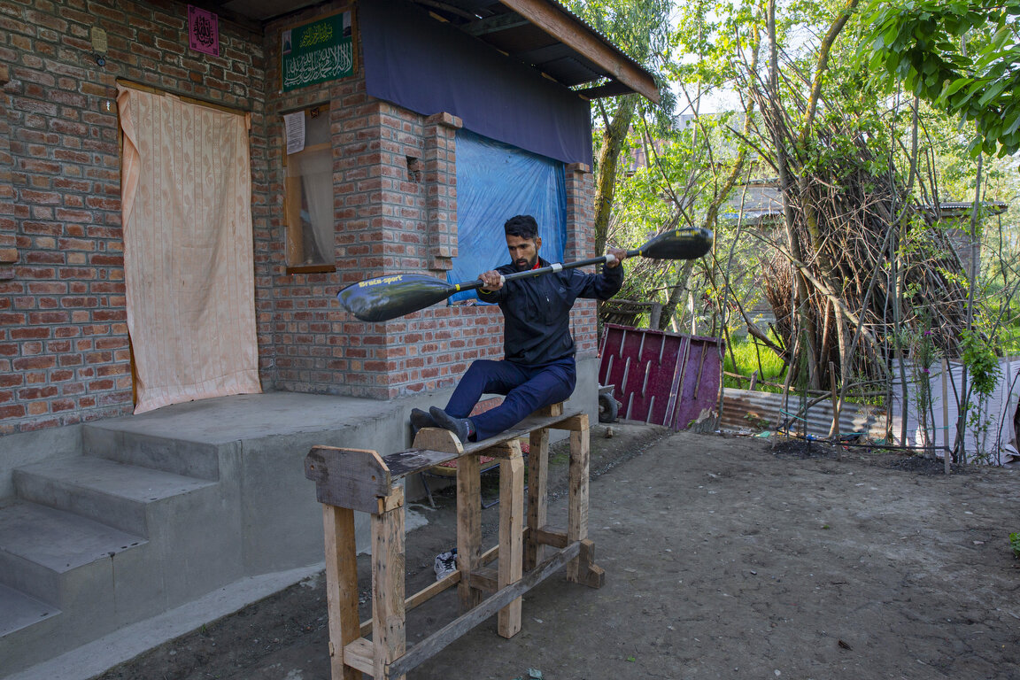  Kashmiri kayaker Vilayat Hussain practices on a rugged under-construction wooden ergometer at his home on the outskirts of Srinagar, Indian controlled Kashmir, April 24, 2020. Like many other athletes, the coronavirus pandemic has restricted Hussain