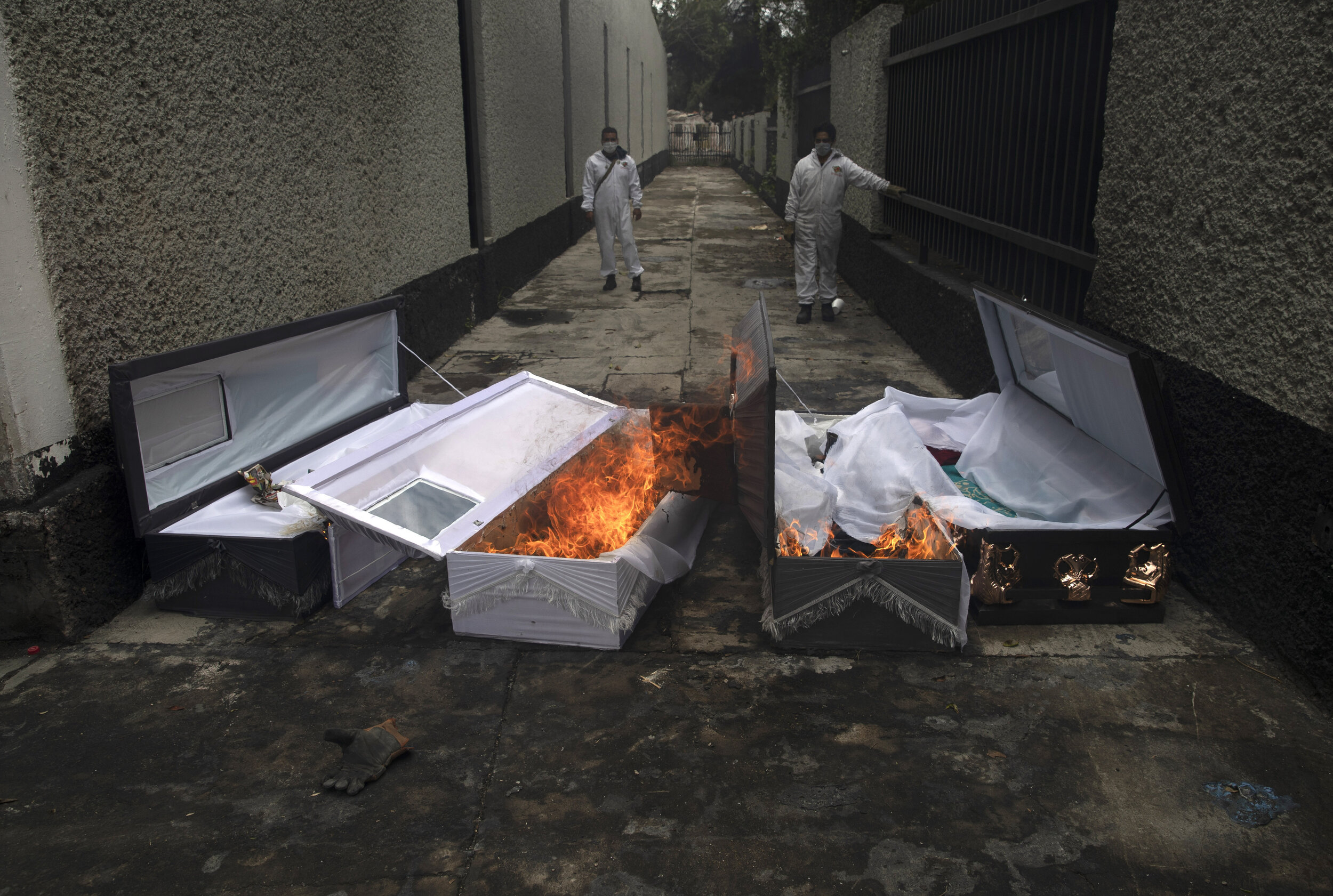  The coffins of COVID-19 victims burn after their bodies were cremated at the San Nicolas Tolentino cemetery in the Iztapalapa neighborhood of Mexico City, Wednesday, June 24, 2020. (AP Photo/Marco Ugarte) 