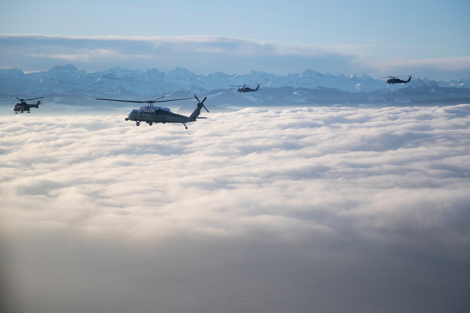  Marine One carrying US President Donald Trump travels to the Davos landing zone in Switzerland, Tuesday, Jan. 21, 2020.  (AP Photo/Evan Vucci) 