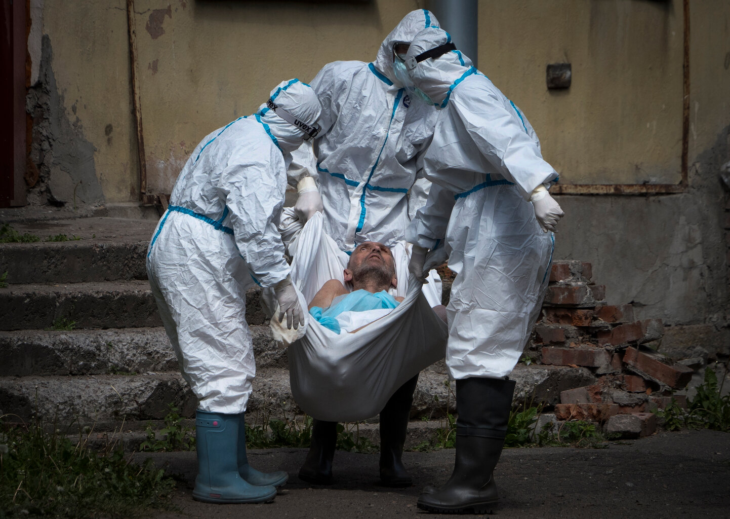  Medical workers wearing protective gear to protect against coronavirus infection, carry a patient at infectious diseases hospital where patients with coronavirus are treated in St.Petersburg, Russia, Wednesday, June 3, 2020. (AP Photo/Dmitri Lovetsk
