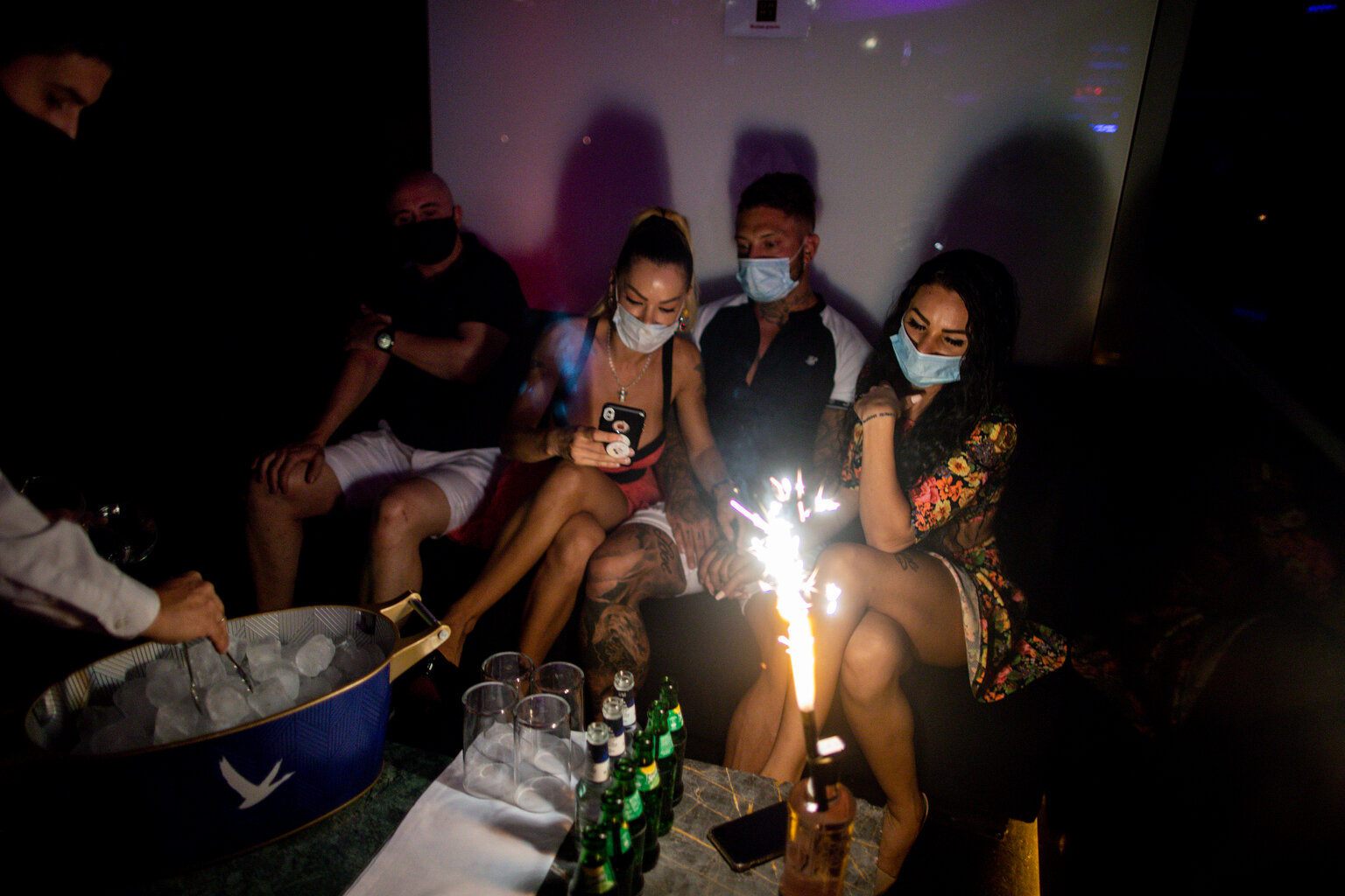  People wearing face masks to prevent the spread of coronavirus gather in a discotheque in Madrid, Spain, early Saturday, July 25, 2020. (AP Photo/Manu Fernandez) 