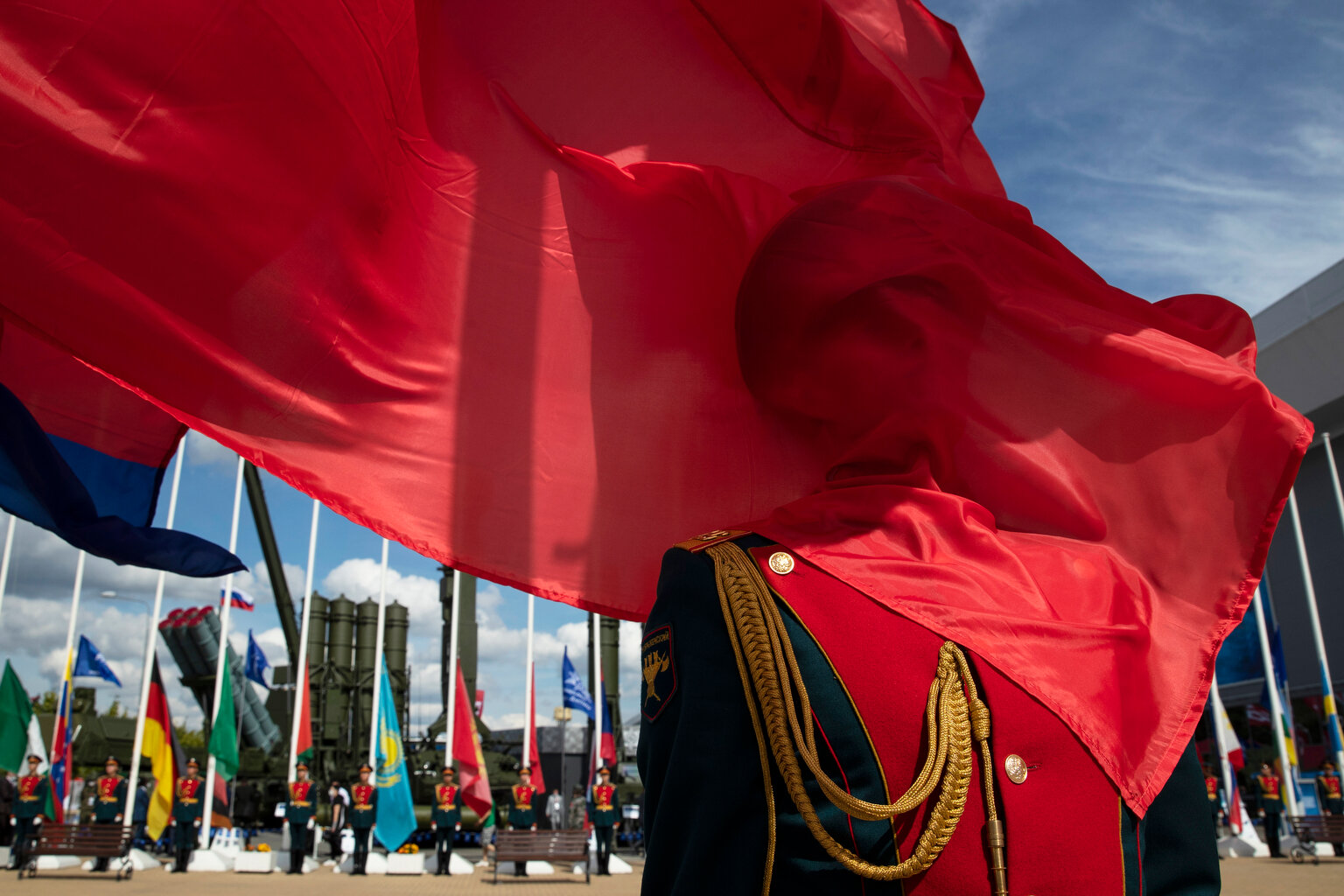  A Russian honor guard is covered by the Chinese national flag during the opening ceremony of the International Military Technical Forum Army-2020 in Alabino, outside Moscow, Russia, Sunday, Aug. 23, 2020. (AP Photo/Pavel Golovkin) 