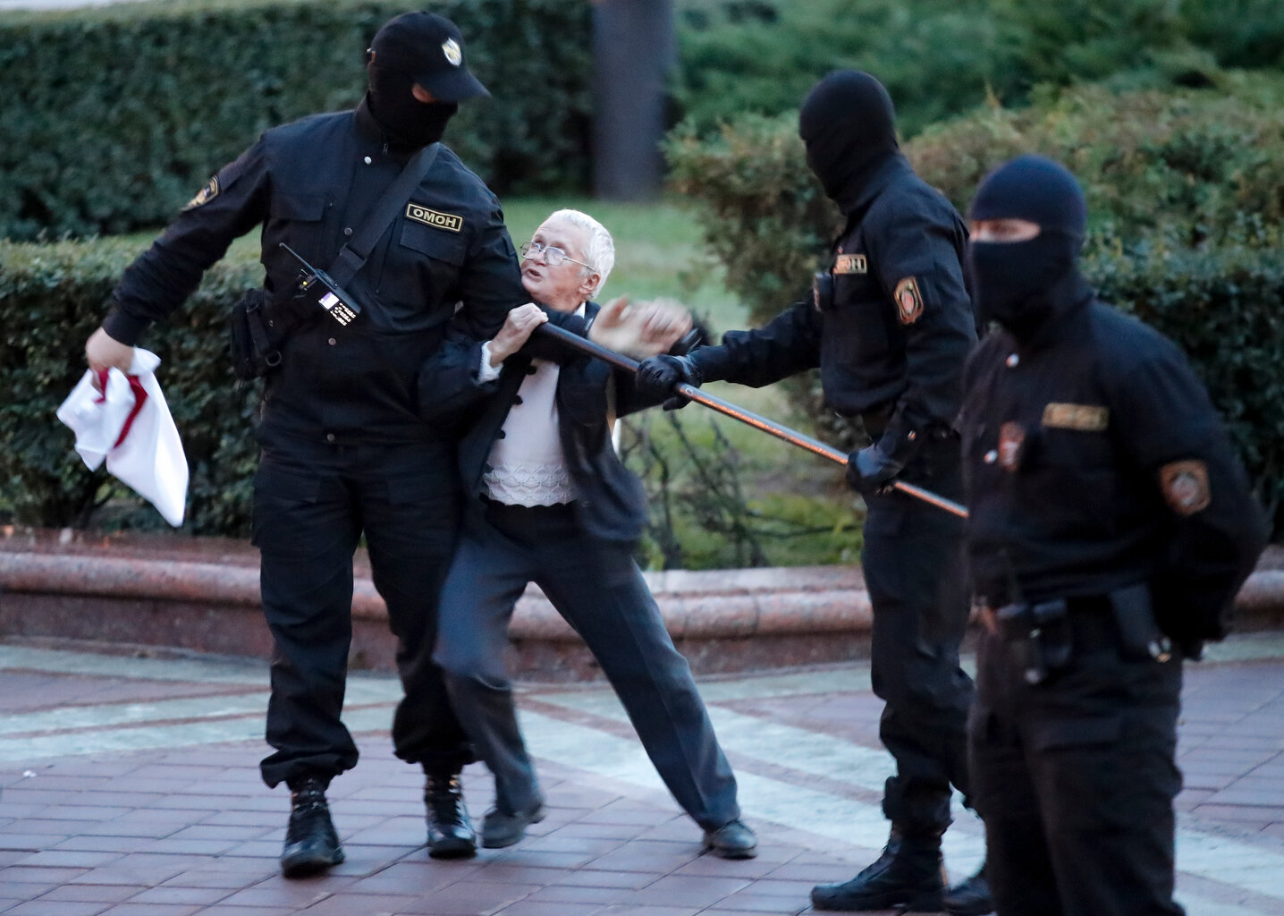  Opposition activist Nina Baginskaya, 73, center, struggles with police during a Belarusian opposition supporters rally at Independence Square in Minsk, Belarus, Wednesday, Aug. 26, 2020. (AP Photo/Dmitri Lovetsky) 