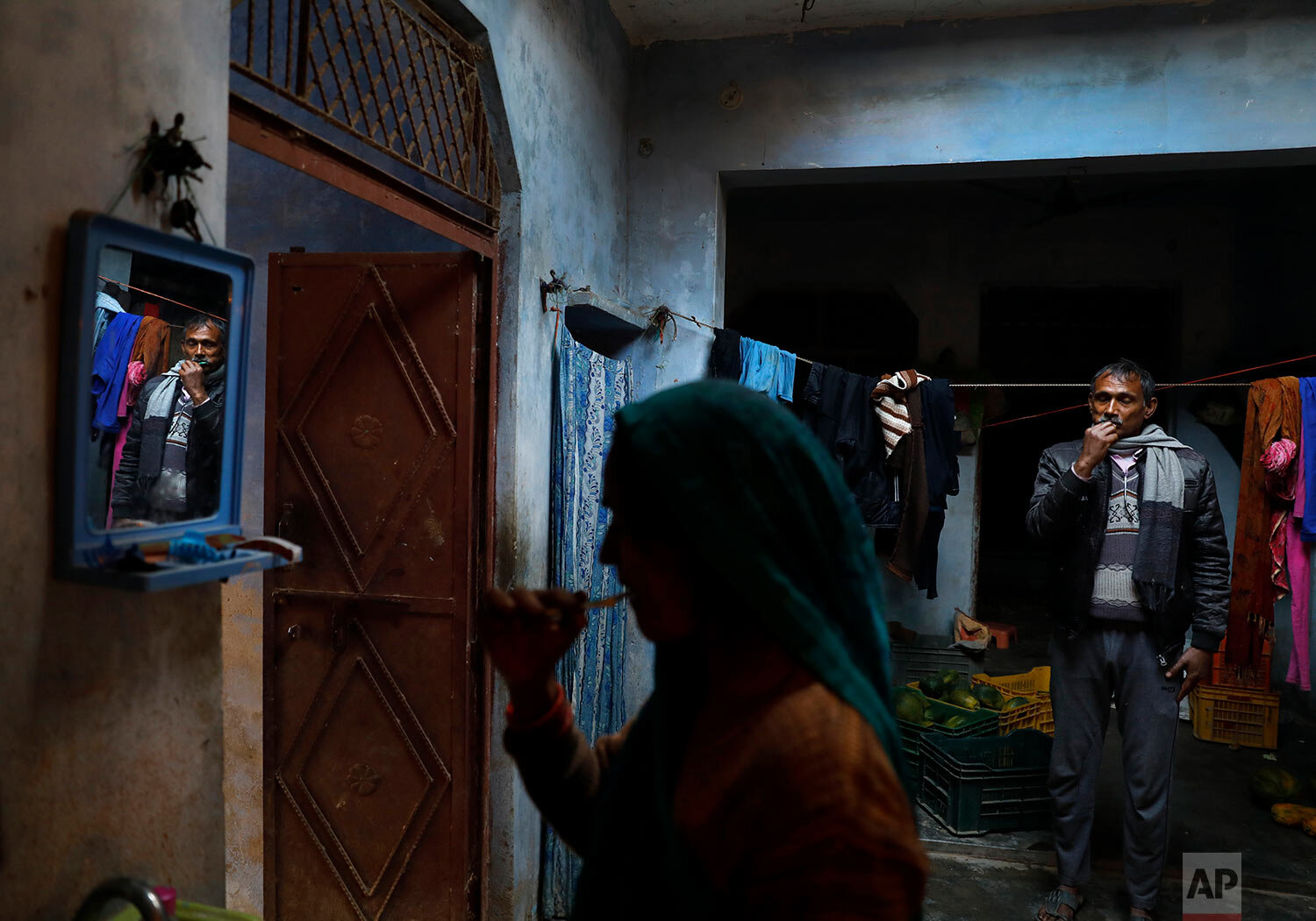  Indian farmer Ram Singh Patel, right, and his wife Kantee Devi brush their teeth as they get ready for the day in Fatehpur district, 180 kilometers (112 miles) south of Lucknow, India, Saturday, Dec. 19, 2020.  (AP Photo/Rajesh Kumar Singh) 