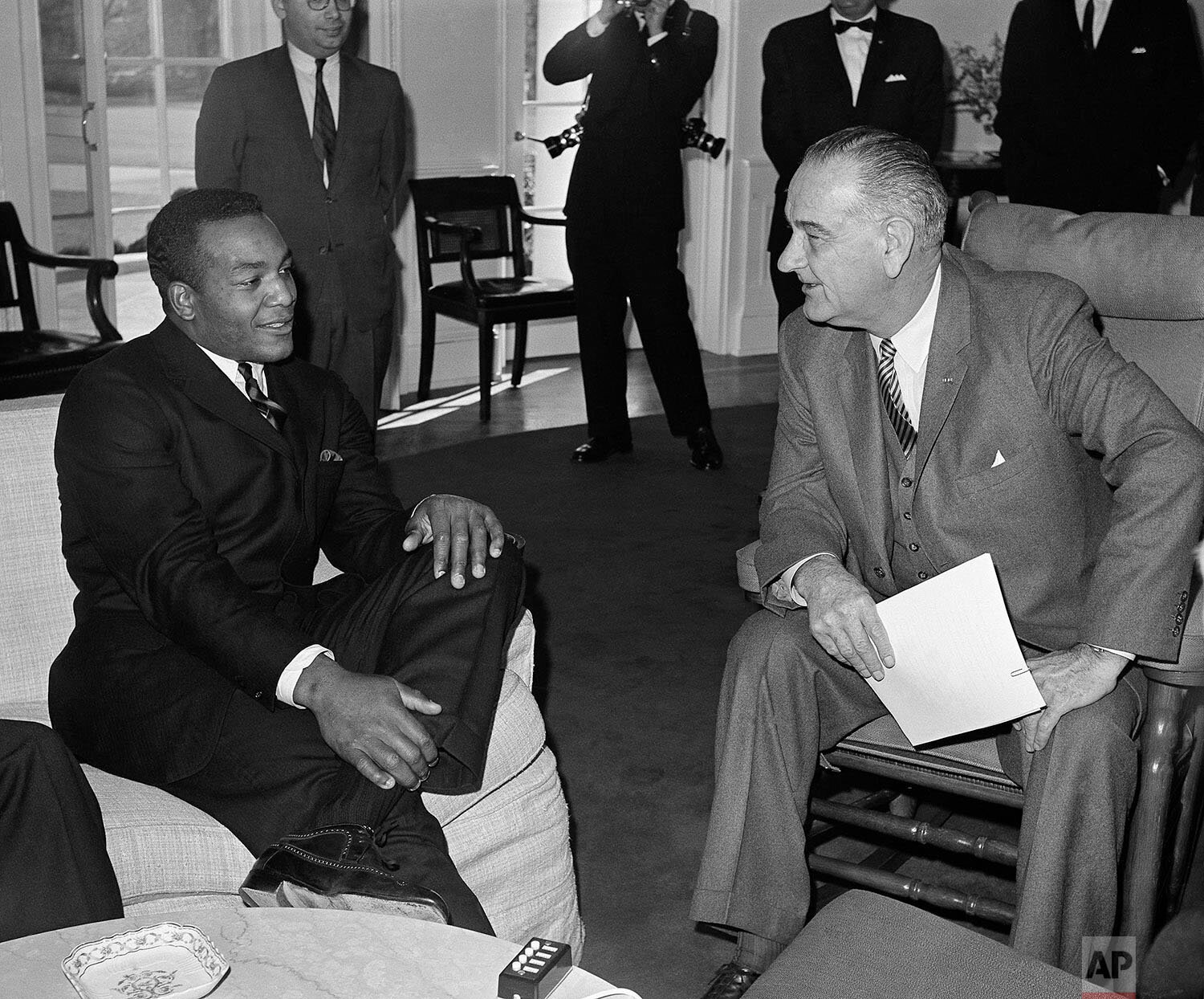  U.S. President Lyndon B. Johnson talks with fullback Jim Brown of the Cleveland Brown professional football team at the  White House office December 16, 1963. Brown, who gained more than a mile during the 1963 season, and his teammates defeated the 